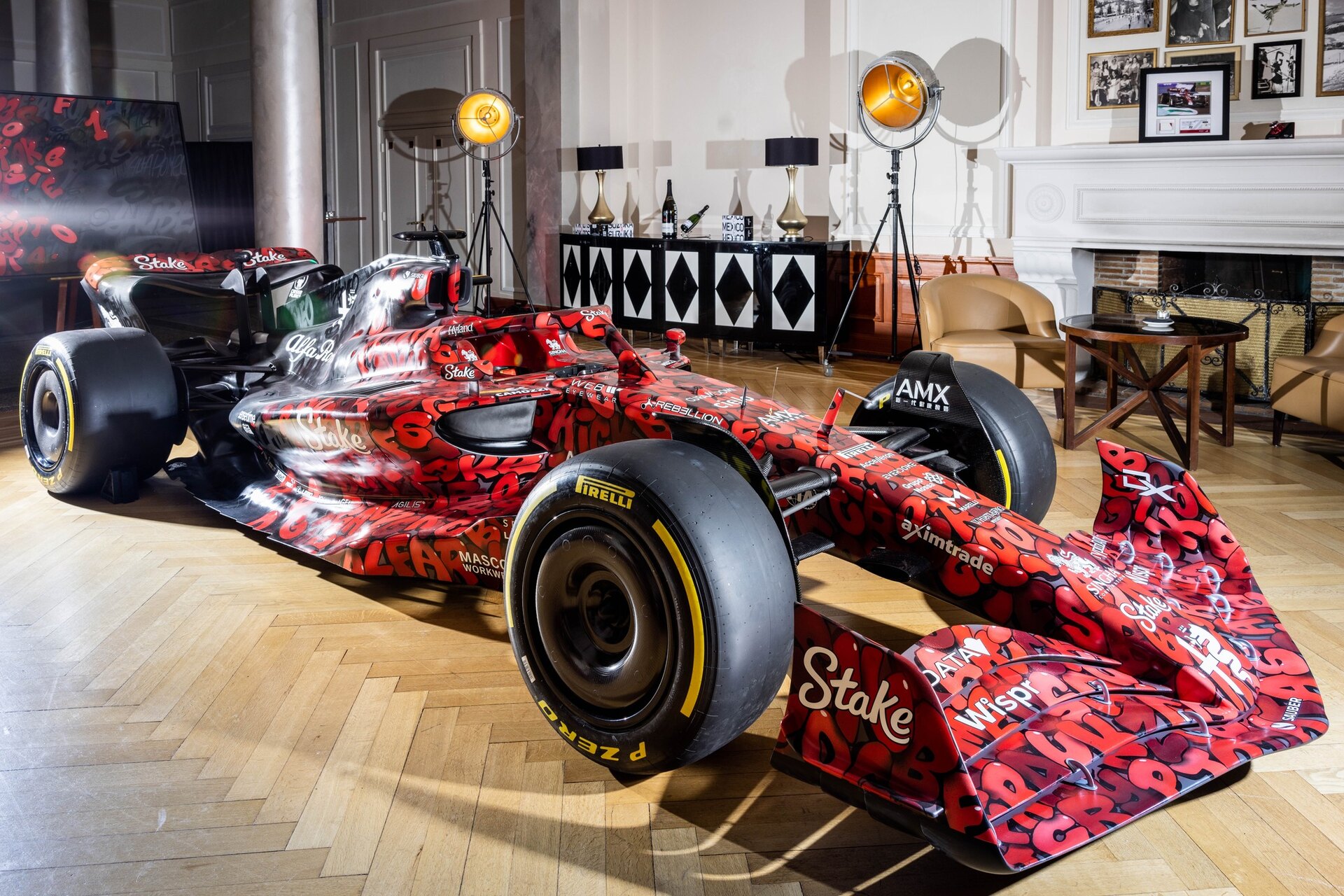 BOOGIE: il team Alfa Romeo F1 Team Stake ha avviato una collaborazione con BOOGIE, artista tedesco di fama mondiale operativo a Basilea, per creare un progetto volto ad avvicinare i fan alla squadra e a celebrare l'inizio della stagione 2023