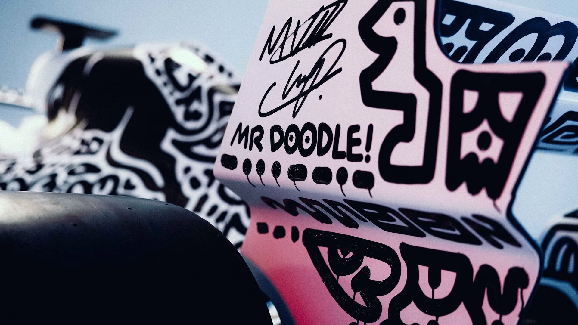 Red Bull: l'artista di fama mondiale “Mr Doodle” ha avuto a disposizione una Oracle Red Bull Racing RB14 come tela per dare il via al concorso “Make Your Mark”, creando un'opera d'arte esclusiva