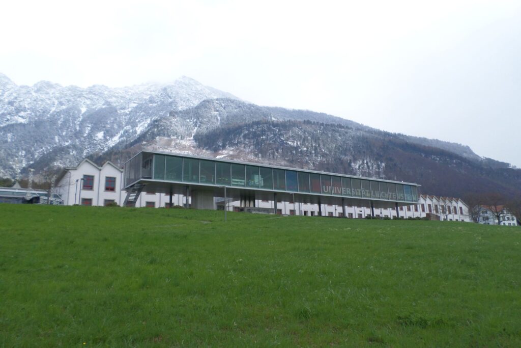 Intelligenza: l'Università del Liechtenstein è l'ateneo della città di Vaduz, capitale dell’omonimo Principato fondata nel 1961, organizzata in due corsi brevi di laurea (bachelor) e quattro master e oggi frequentata da un numero di studenti oscillante fra 800 e 1200, la scuola trova posto nel sito dell’ex cotonificio Spoerry