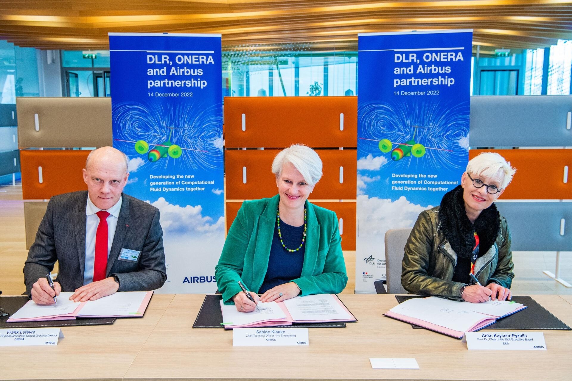 CFD: da sinistra verso destra, Frank Lefèvre (Direttore Tecnico Generale di ONERA), Sabine Klauke (CTO di Airbus) e la professoressa Anke Kaysser-Pyzalla (Presidente del Comitato Esecutivo del DLR) hanno firmano l'estensione dell'accordo di cooperazione a tre in materia di aeronautica avanzata