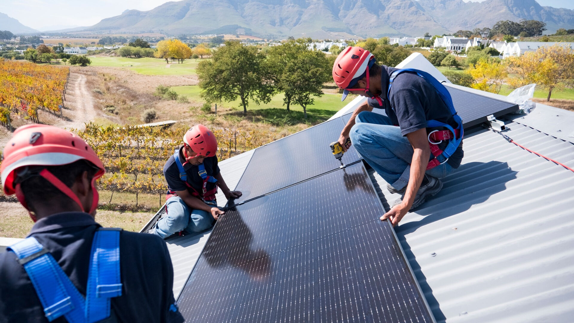Edilizia sostenibile: l'installazione di pannelli solari sul tetto di un edificio in Italia centrale