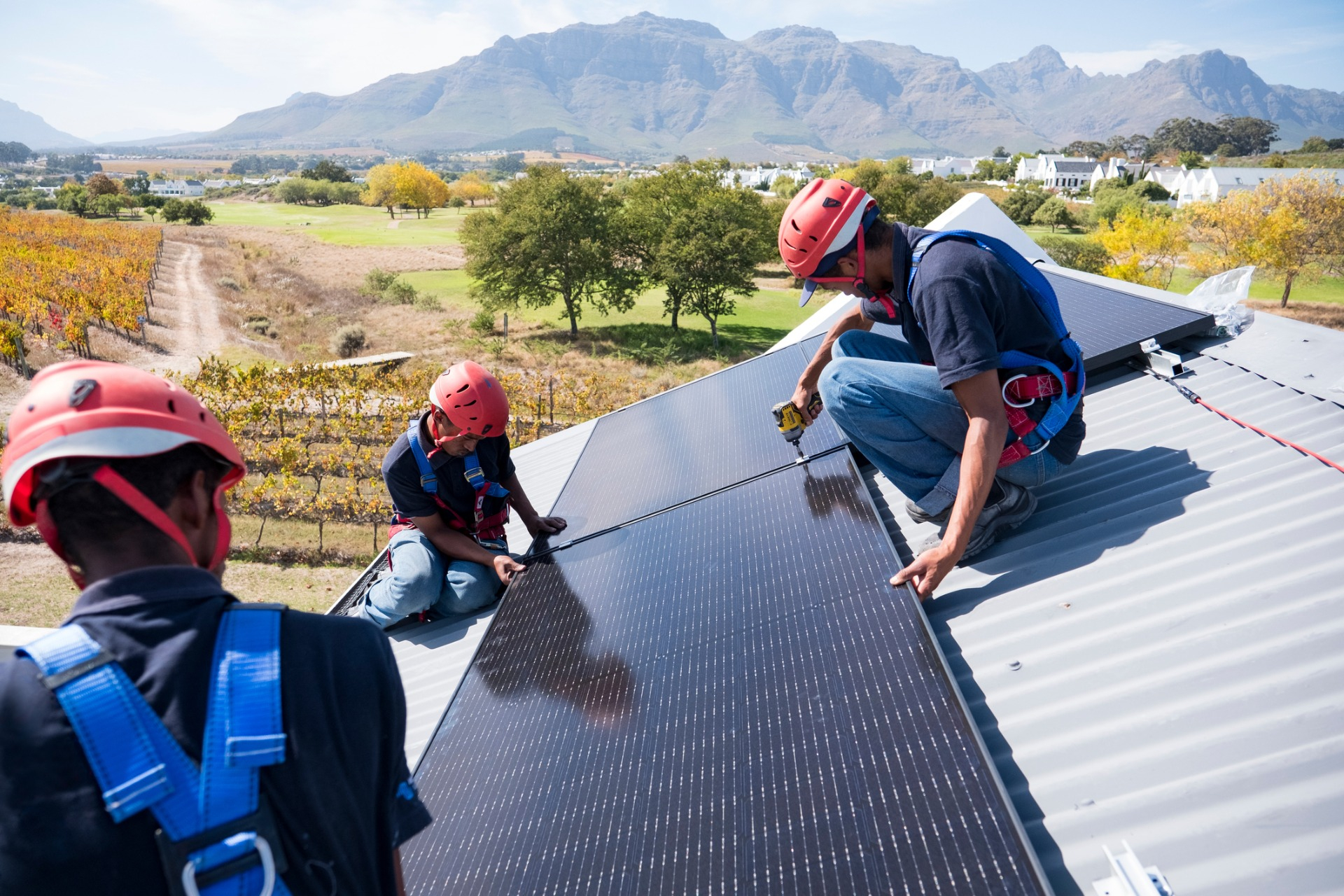 Edilizia sostenibile: l'installazione di pannelli solari sul tetto di un edificio in Italia centrale