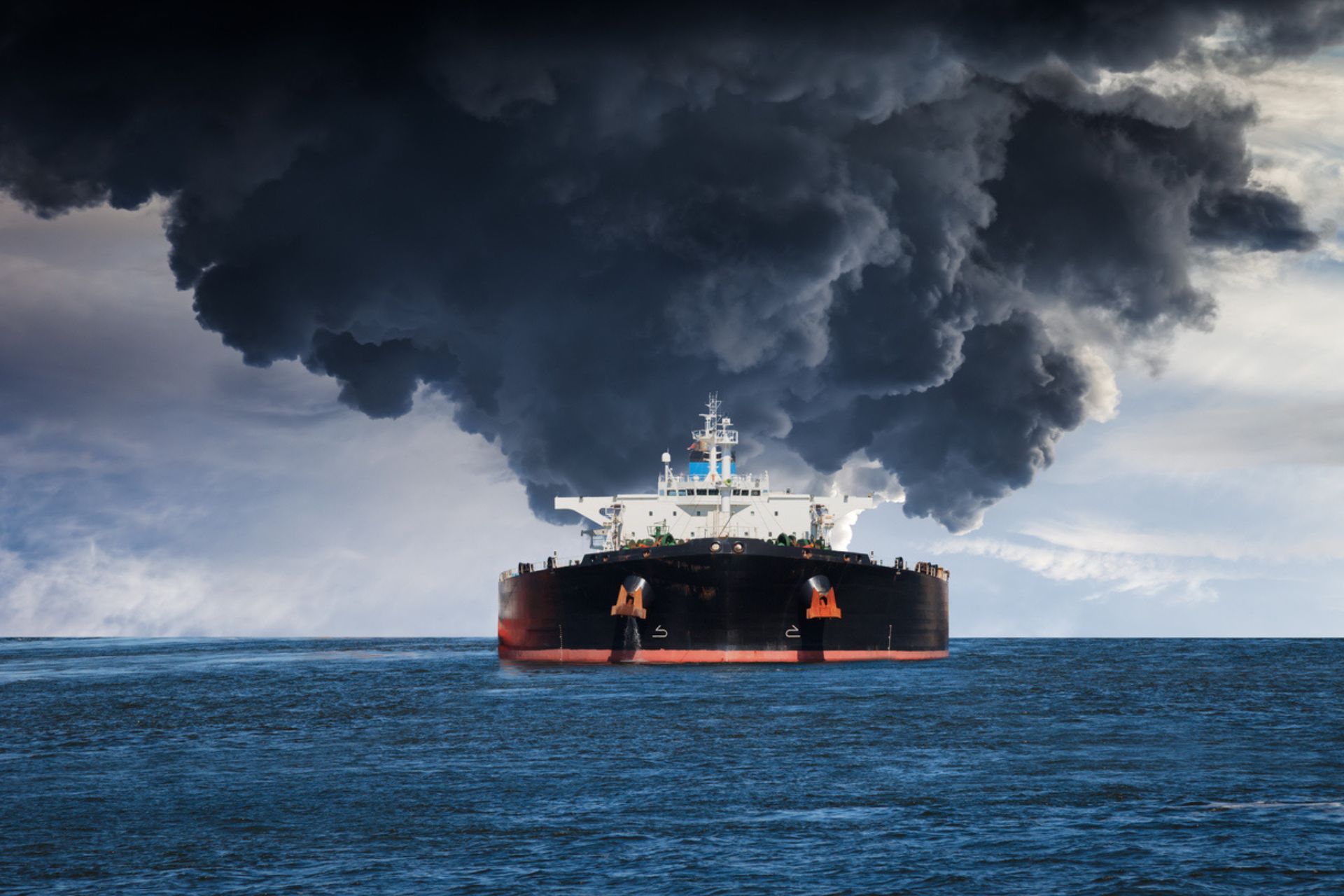 Forurensning: Brennende oljetanker til sjøs
