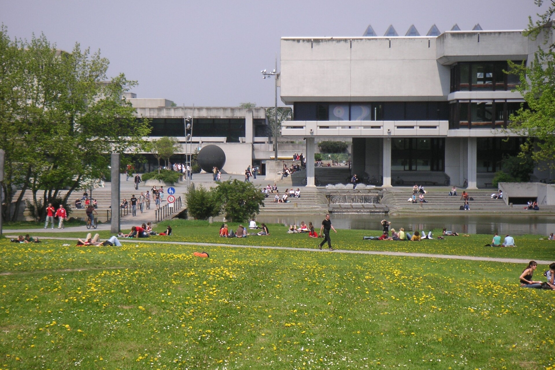 Plasmoni: il campus e la biblioteca dell'Universität Regensburg a Ratisbona, in Baviera