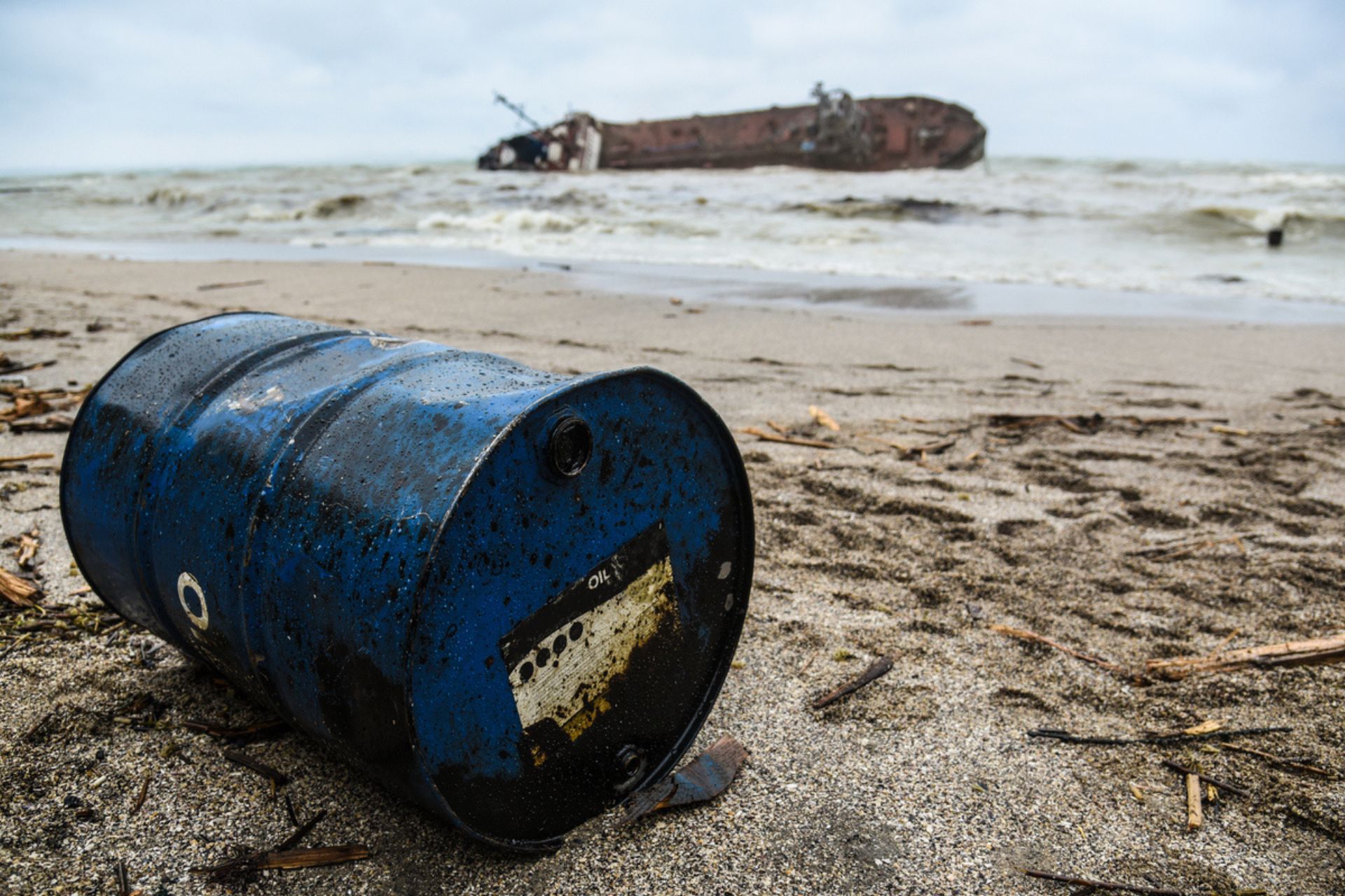 Inquinamento: Spiaggia con barile di petrolio
