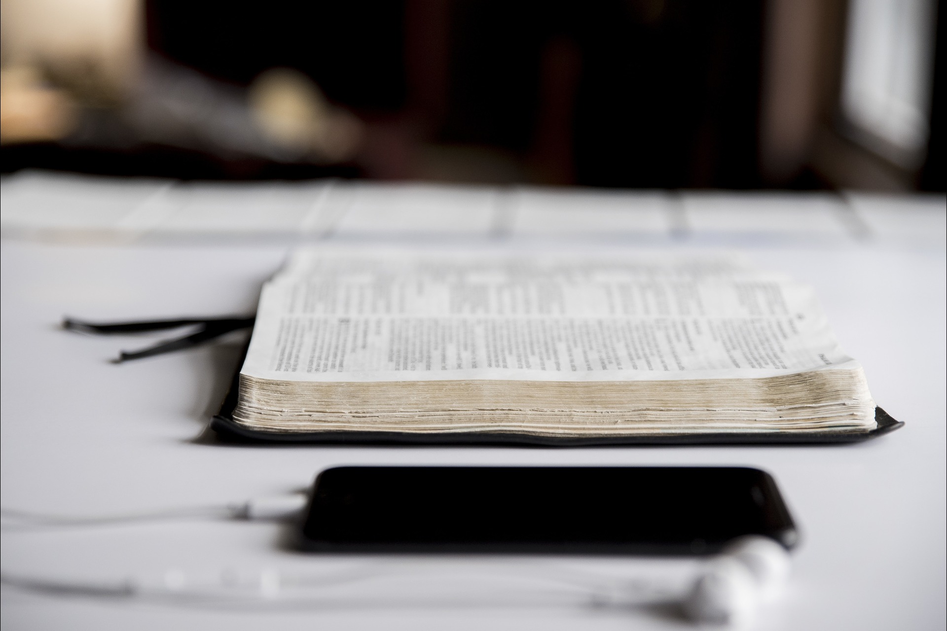 Religione: una bibbia e uno smartphone l'una accanto all'altro: una contraddizione del giorno d'oggi?