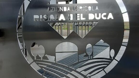 Smart farm: il logotipo su una vetrata della “smart factory” Risaia del Duca di San Felice sul Panaro, nella provincia italiana di Modena, diventata operativa nel 2022 dopo quattro anni di lavori