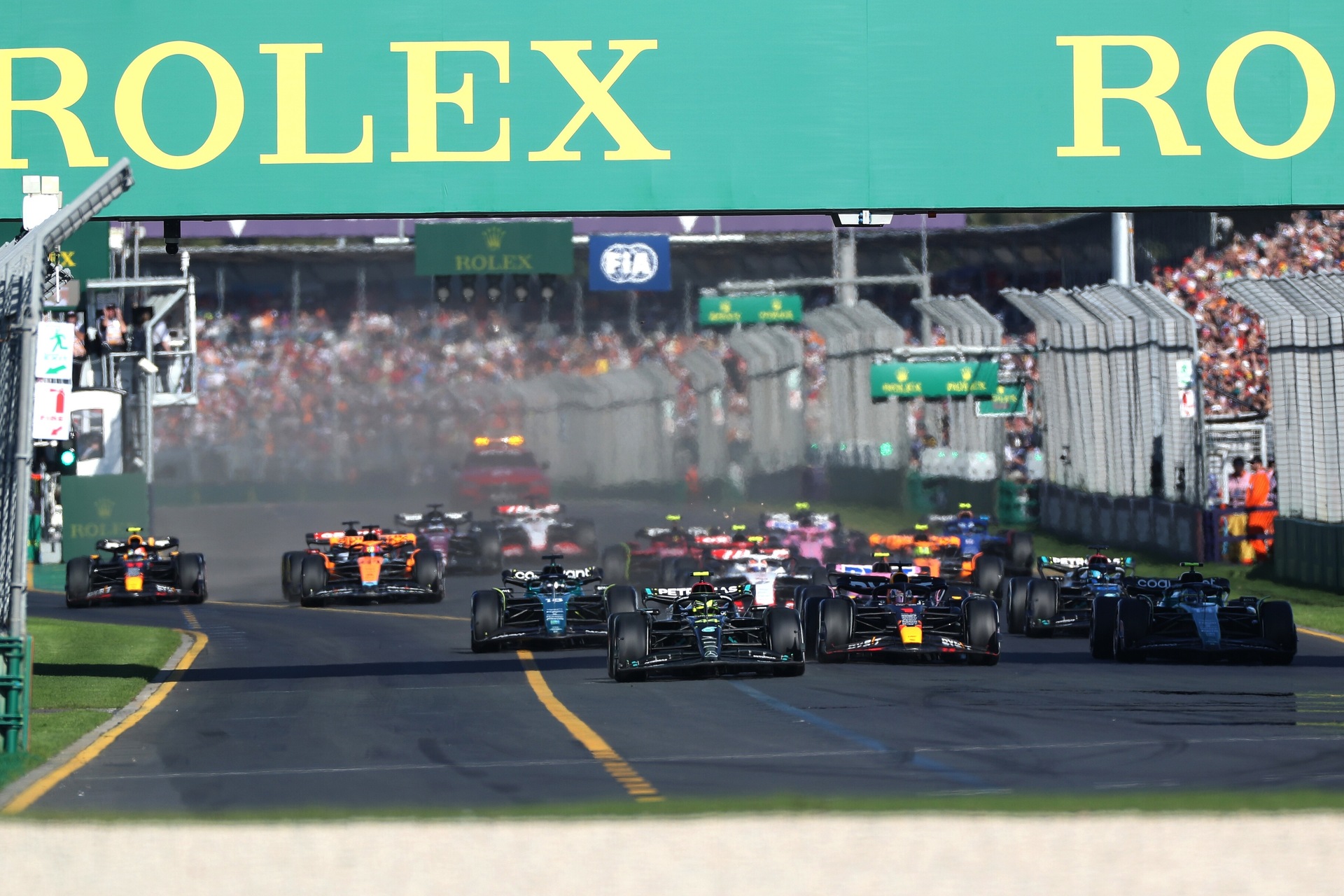 GP Australia: il Gran Premio d’Australia, terzo appuntamento del Campionato del Mondo 2023 di Formula 1, è stato punteggiato da tre incidenti di gara, altrettante bandiere rosse e una parziale invasione di pista del pubblico