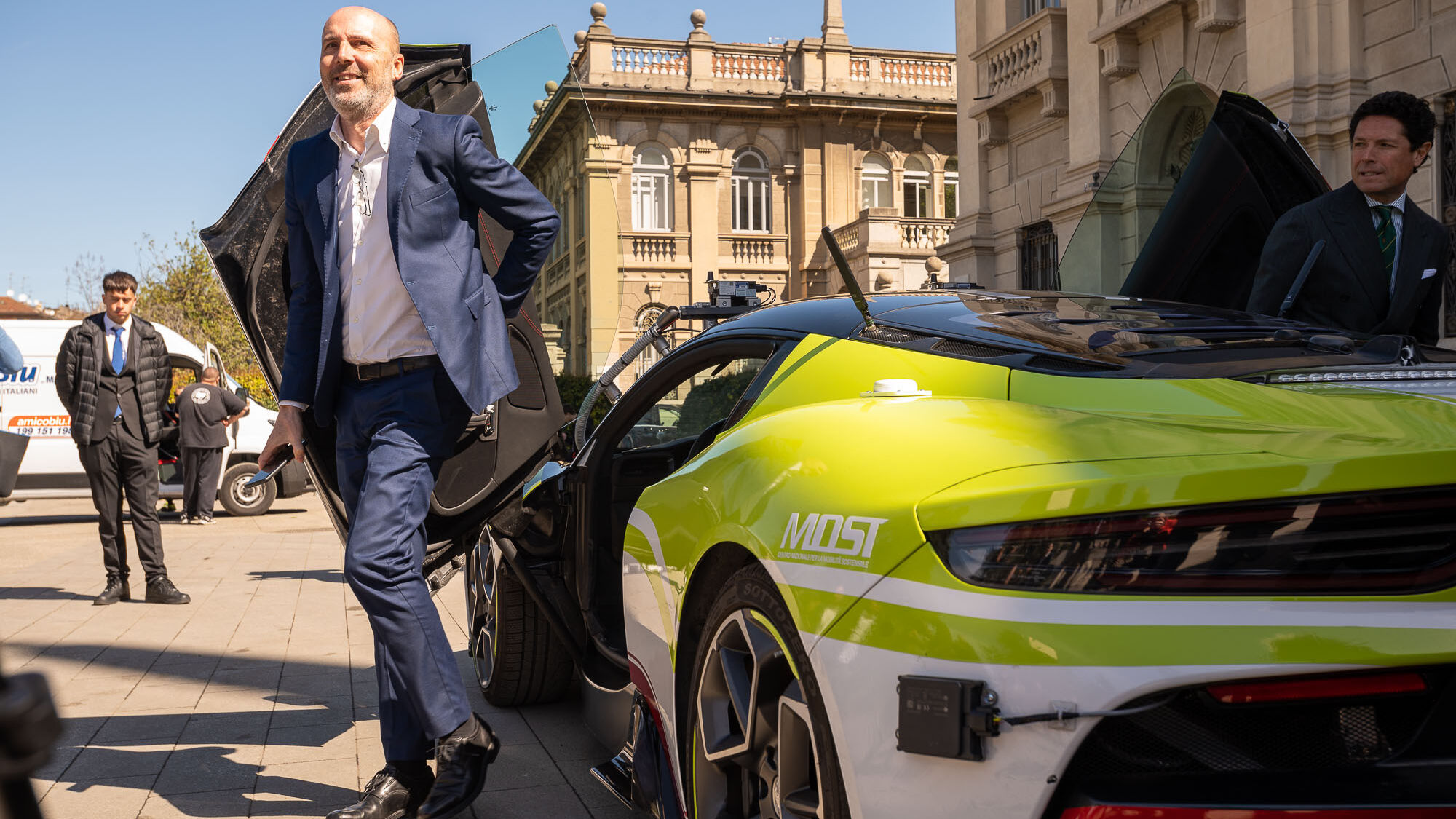 Autonoom rijden: het personeel van de Maserati MC20 Cielo opgezet door de Polytechnische Universiteit van Milaan en uitgerust met een robo-chauffeur