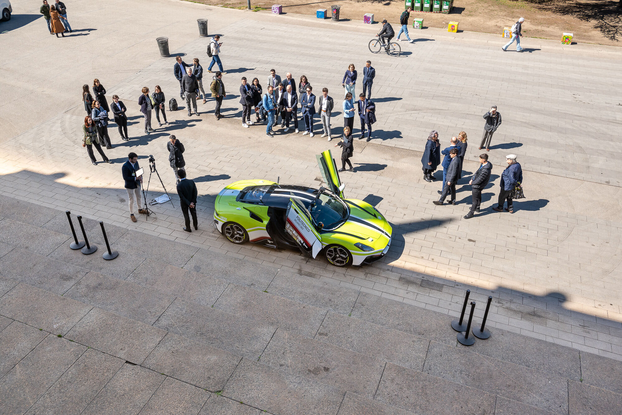 Guida autonoma: la Maserati MC20 Cielo allestita dal Politecnico di Milano e dotata di un robo-driver