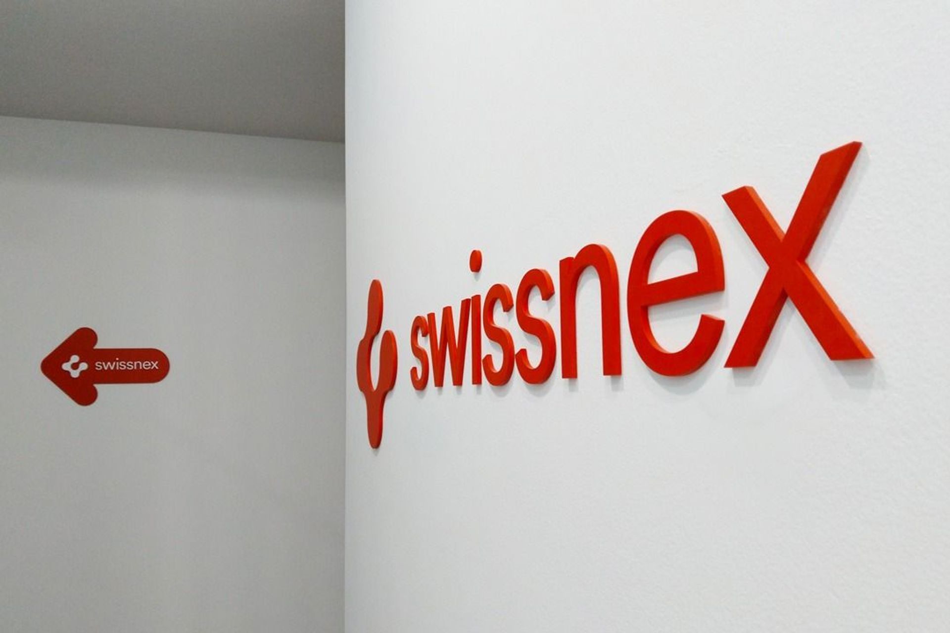 Swissnex: un enorme logotipo della rete Swissnex appare su una parete della sede di Rio de Janeiro