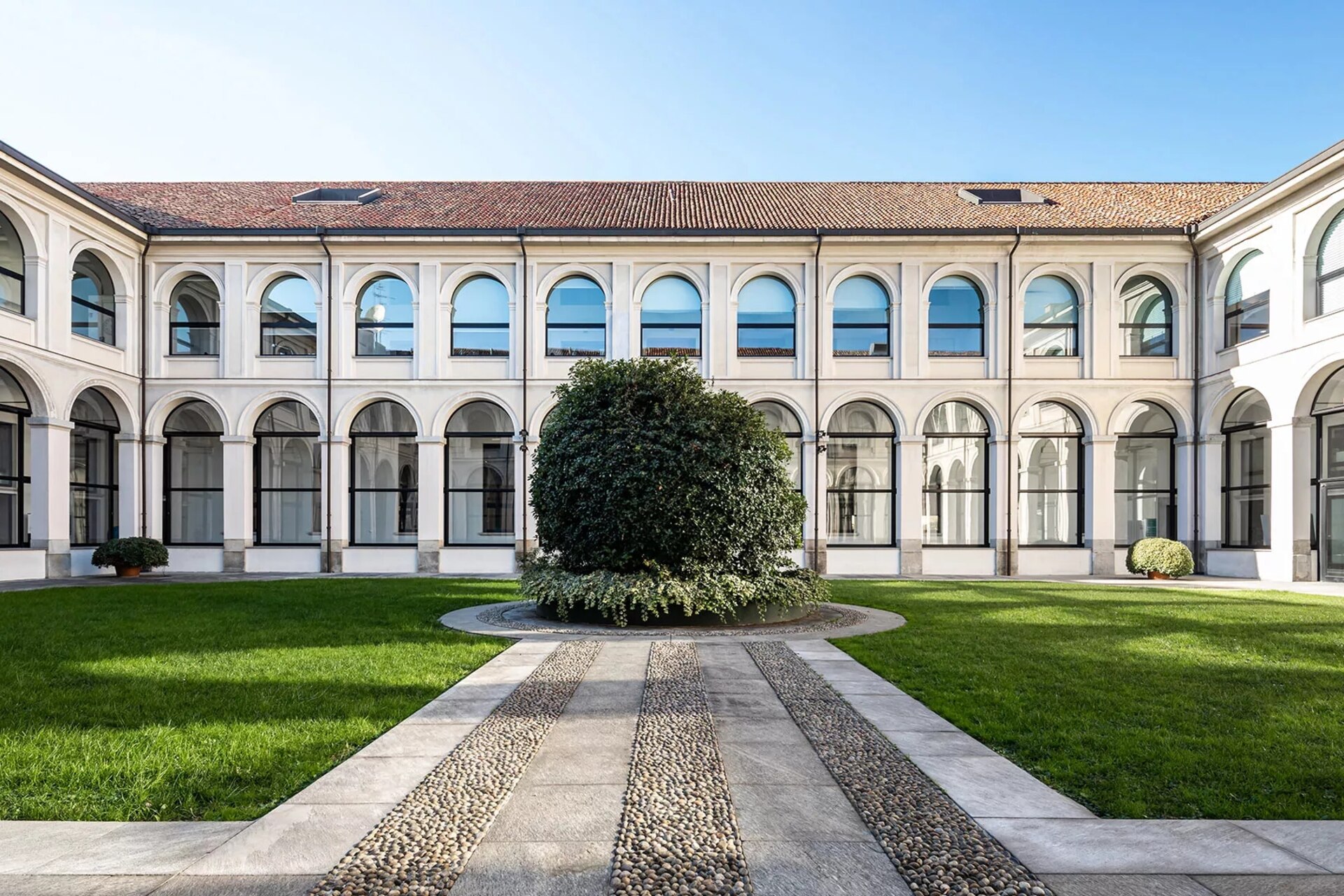 Метафорум: Палаццо делле Стеллине, расположенный в самом сердце Милана рядом со знаменитой церковью Санта-Мария-делле-Грацие, станет зеленой площадкой для проведения Метафорума 2023 года.