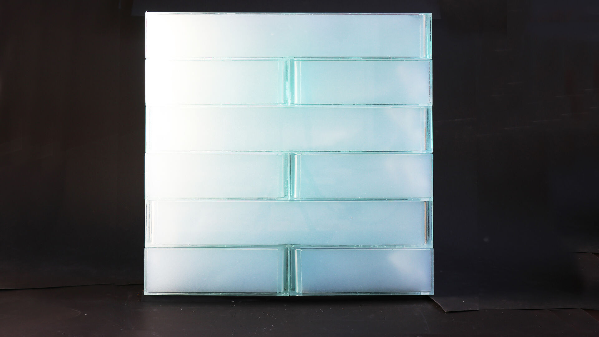 Illuminazione: un'intera parete di mattoni di vetro aerogel porta la luce diurna dall'esterno all'interno, insieme ai suoi effetti positivi sugli occupanti e i loro ritmi circadiani, ed è ancora molto offensiva