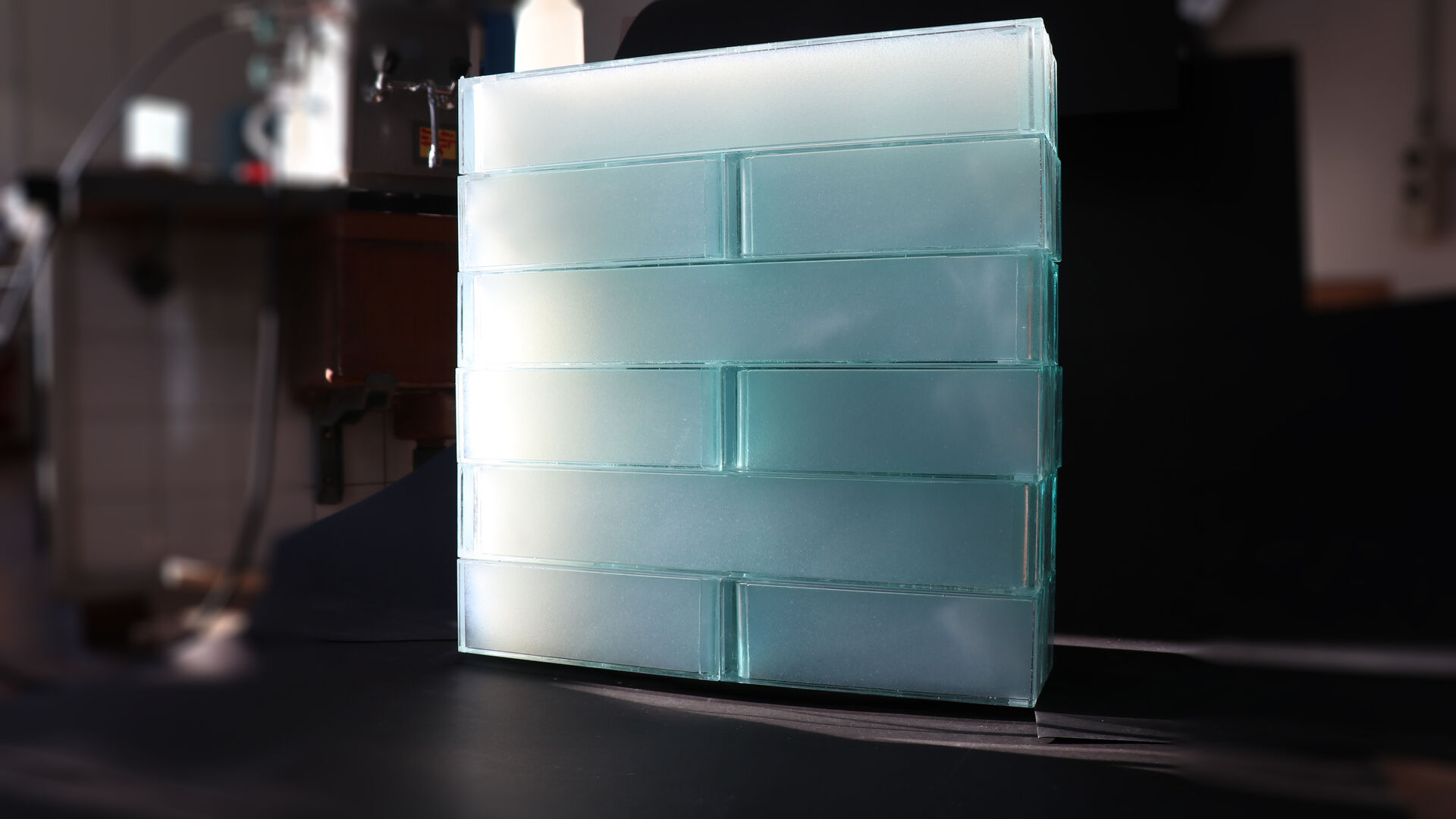 Illuminazione: un'intera parete di mattoni di vetro aerogel porta la luce diurna dall'esterno all'interno, insieme ai suoi effetti positivi sugli occupanti e i loro ritmi circadiani, ed è ancora molto offensiva