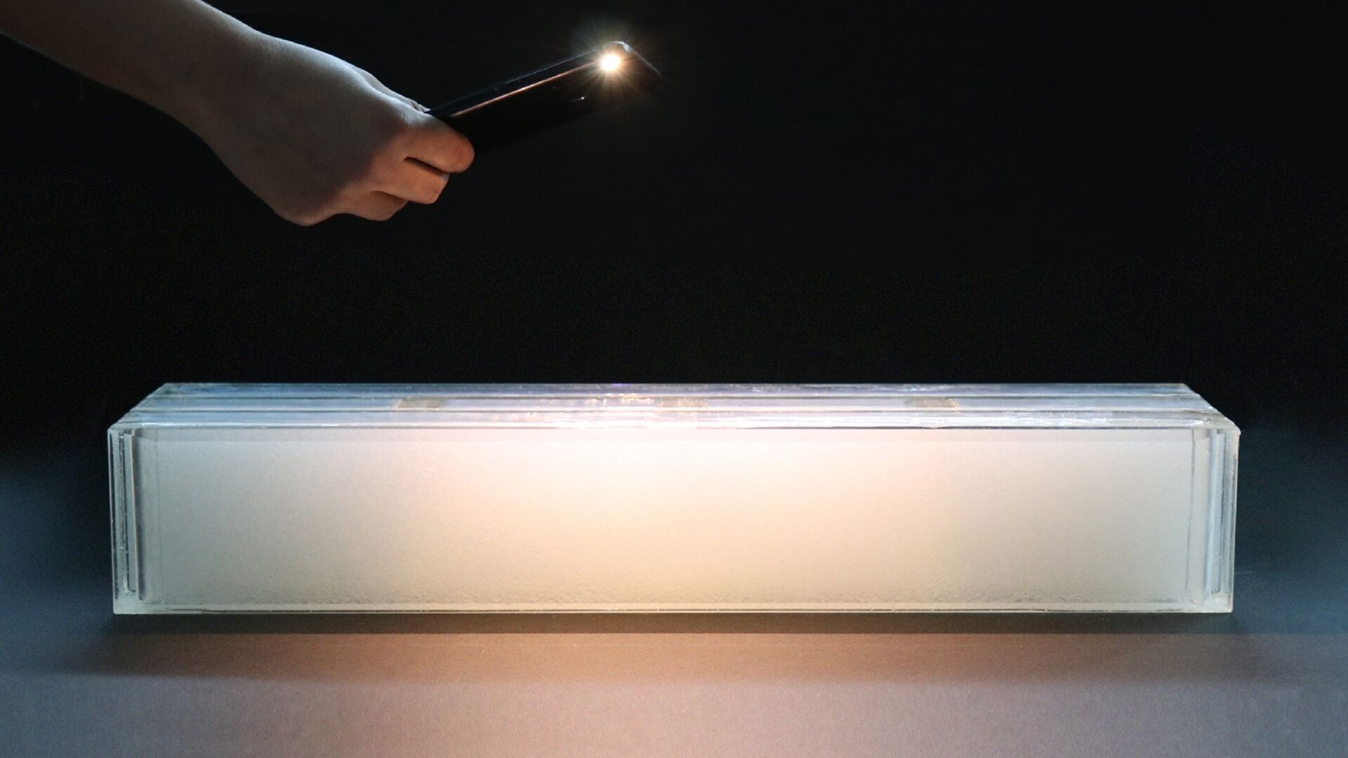 Illuminazione: i mattoni di vetro aerogel sono termicamente isolanti e traslucidi, ma non sono ancora trasparenti, e quindi garantiscono la privacy