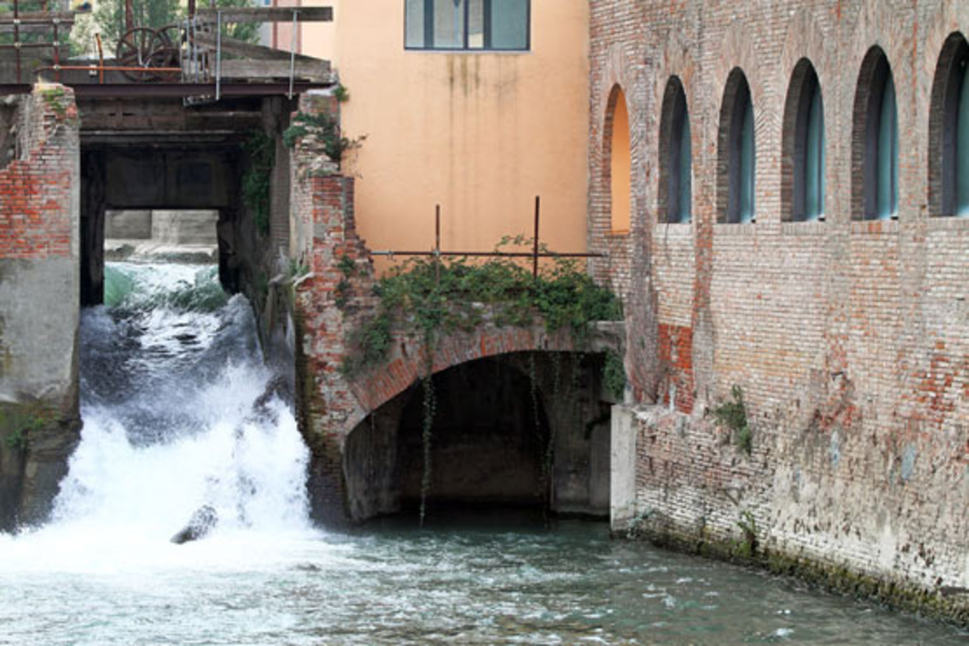 Pioggia: il canale di Reno nel pieno centro storico di Bologna