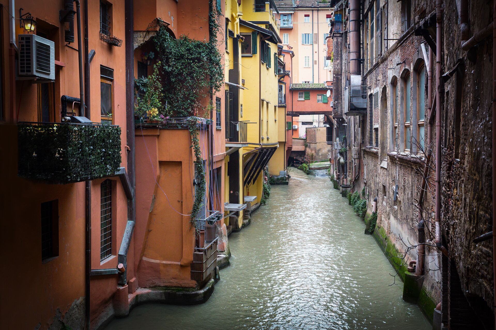 Yağış: Via Piella-da Canale delle Moline-ə baxan kiçik pəncərə Bolonyanın mərkəzindəki ən xarakterik "su yerlərindən" biridir.