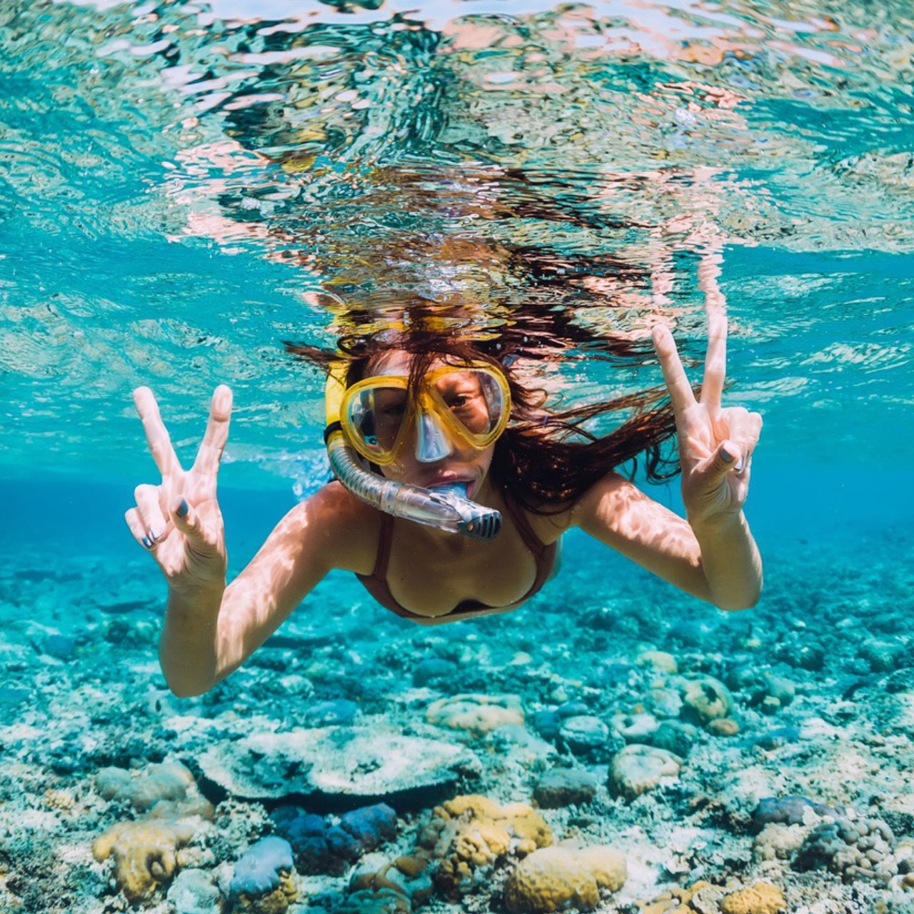 Immersioni sostenibili: una donna che pratica immersioni