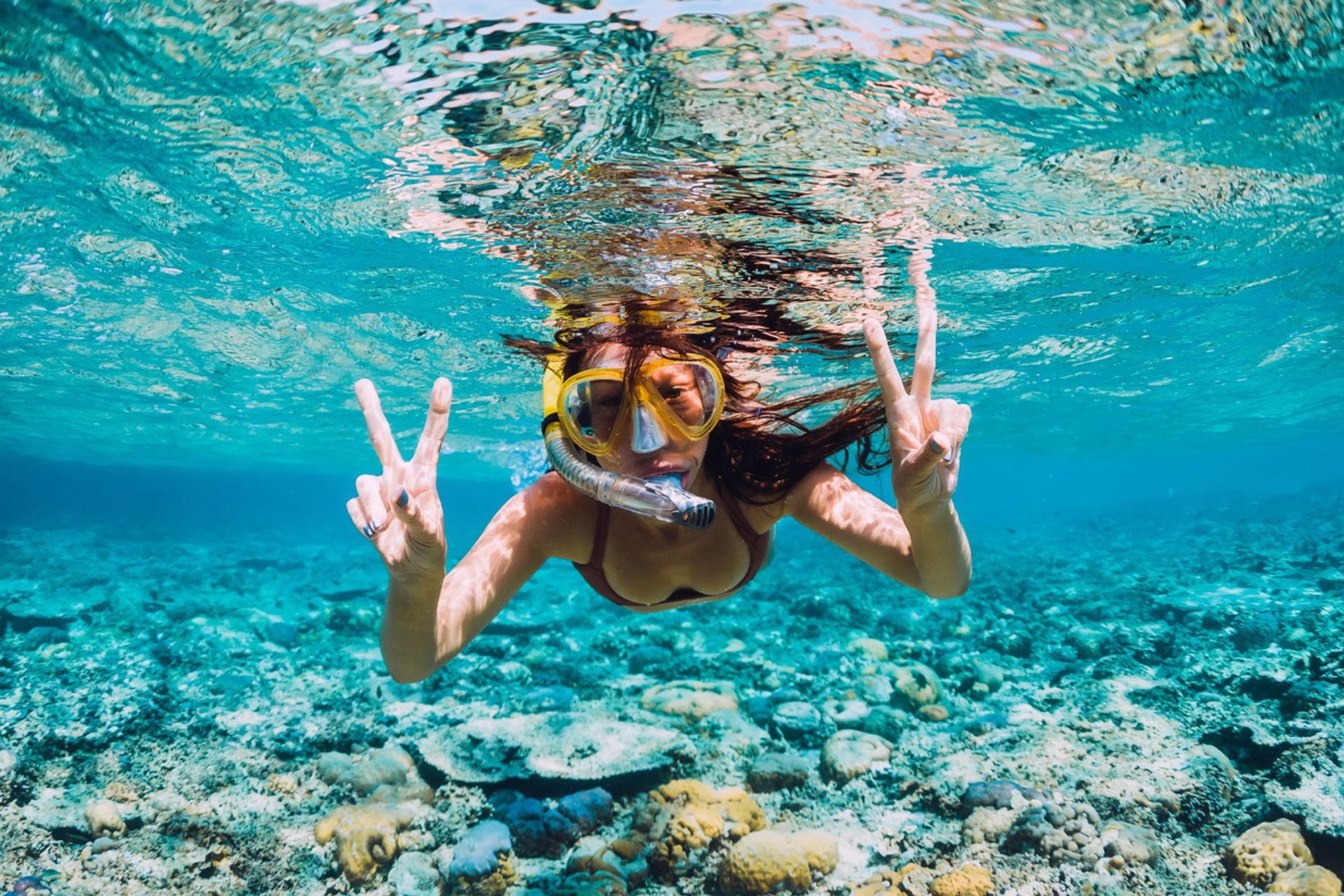 Immersioni sostenibili: una donna che pratica immersioni