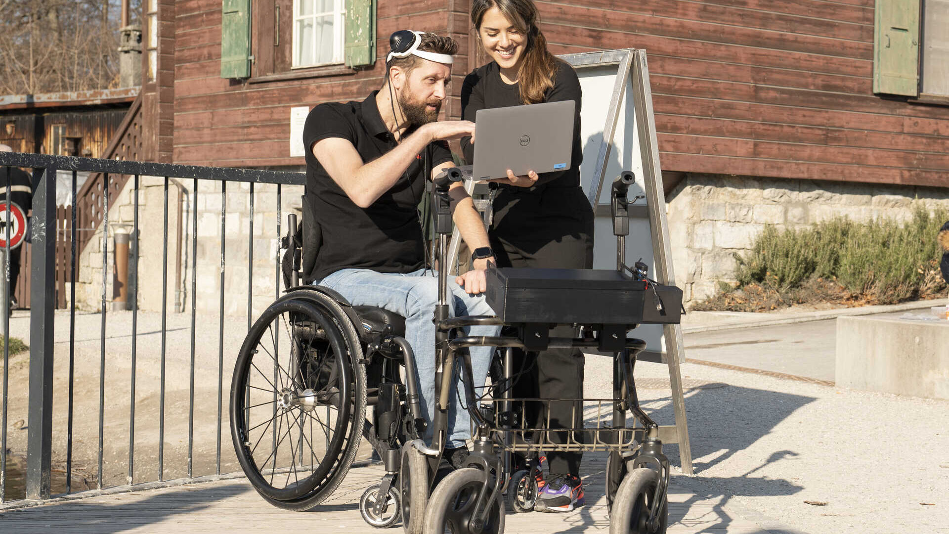 Caminar gracias al pensamiento: Gert-Jan Oskam, que quedó paralítico en las extremidades inferiores tras un accidente de bicicleta y que ha vuelto a caminar gracias a un puente digital entre el cerebro y la médula espinal, en la Universidad de Lausana