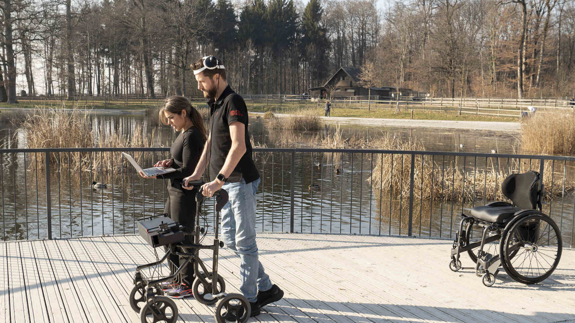 Caminar gracias al pensamiento: Gert-Jan Oskam, paralítico de las extremidades inferiores tras un accidente de bicicleta, ha vuelto a caminar gracias a un puente digital entre el cerebro y la médula espinal