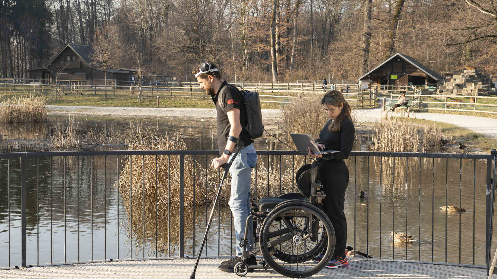 Caminar gracias al pensamiento: Gert-Jan Oskam, paralítico de las extremidades inferiores tras un accidente de bicicleta, ha vuelto a caminar gracias a un puente digital entre el cerebro y la médula espinal