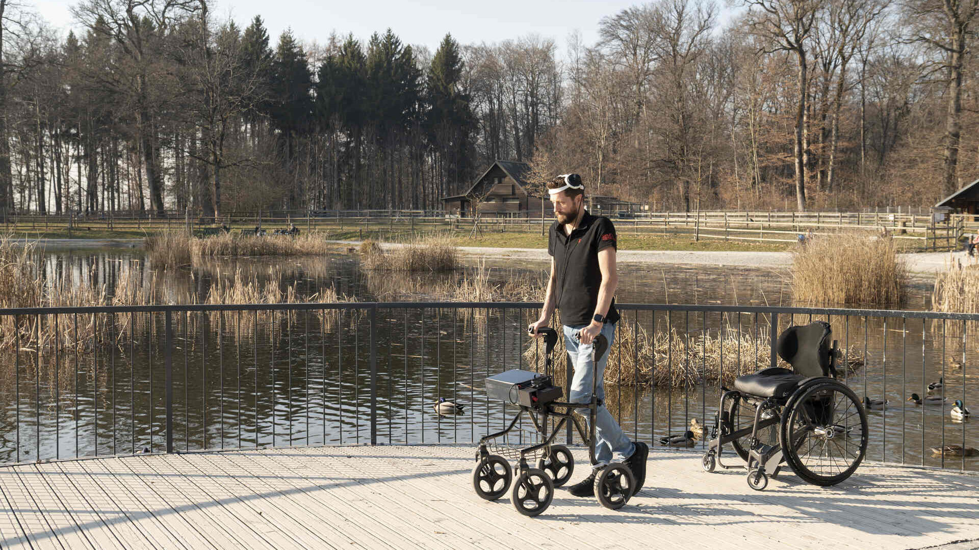 Camminare grazie al pensiero: Gert-Jan Oskam, rimasto paralizzato agli arti inferiori in seguito a un incidente in bicicletta e che ha ripreso a camminare grazie a un ponte digitale fra cervello e midollo spinale, al Centre Hospitalier Universitaire Vaudois