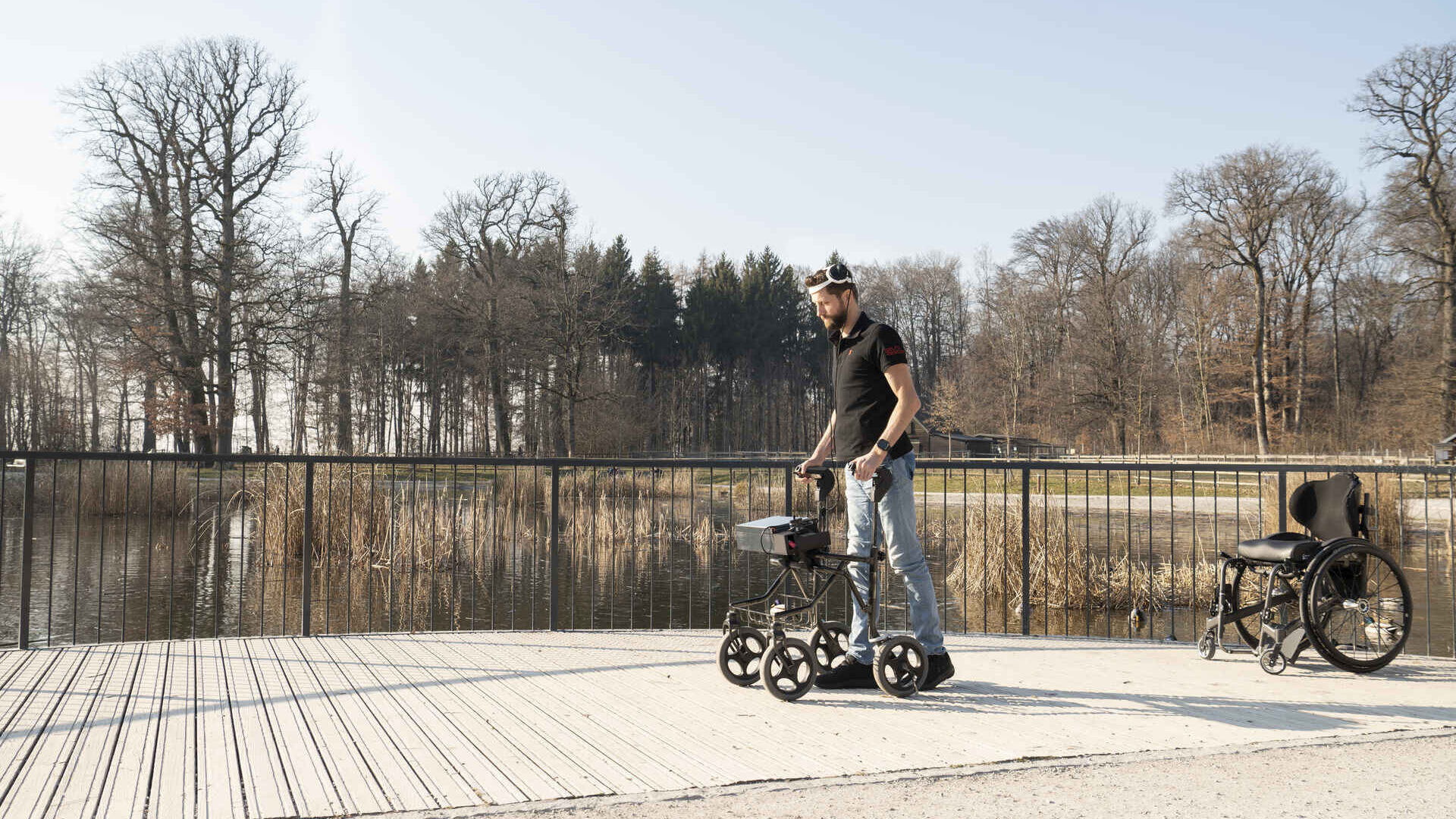 Caminar gracias al pensamiento: Gert-Jan Oskam, que quedó paralizado en las extremidades inferiores tras un accidente de bicicleta y que ha vuelto a caminar gracias a un puente digital entre el cerebro y la médula espinal, en el Centre Hospitalier Universitaire Vaudois