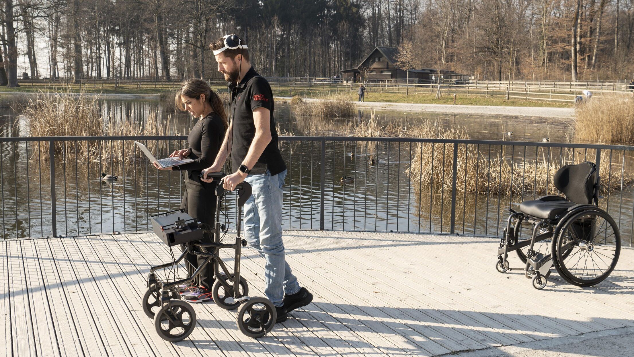 Caminar gracias al pensamiento: Gert-Jan Oskam, que quedó paralizado en las extremidades inferiores tras un accidente de bicicleta y que ha vuelto a caminar gracias a un puente digital entre el cerebro y la médula espinal, en el Centre Hospitalier Universitaire Vaudois