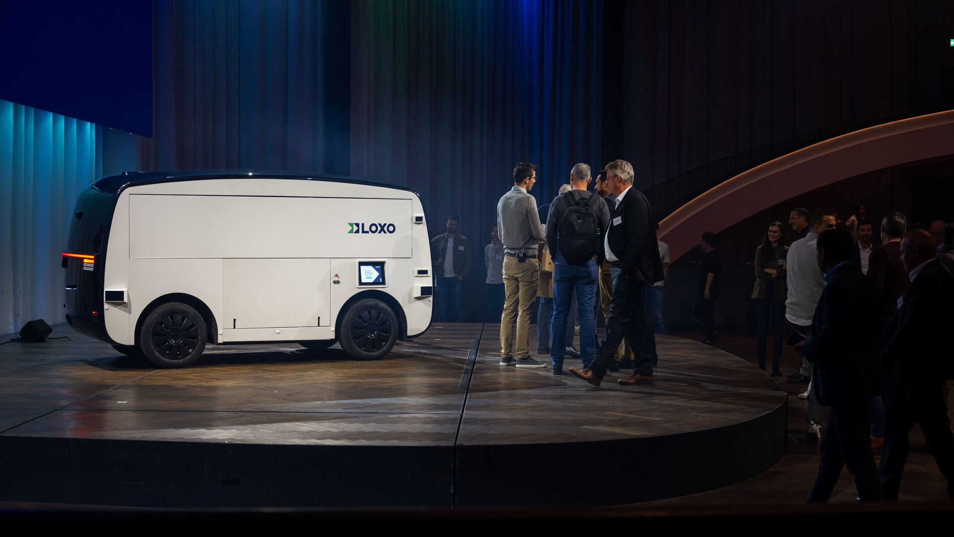 LOXO: Alpha je samovozeći kombi izrađen u cijelosti u Švicarskoj i predstavljen 6. prosinca 2022. u Kursaalu u Bernu tijekom konferencije za novinare od strane start-upa LOXO