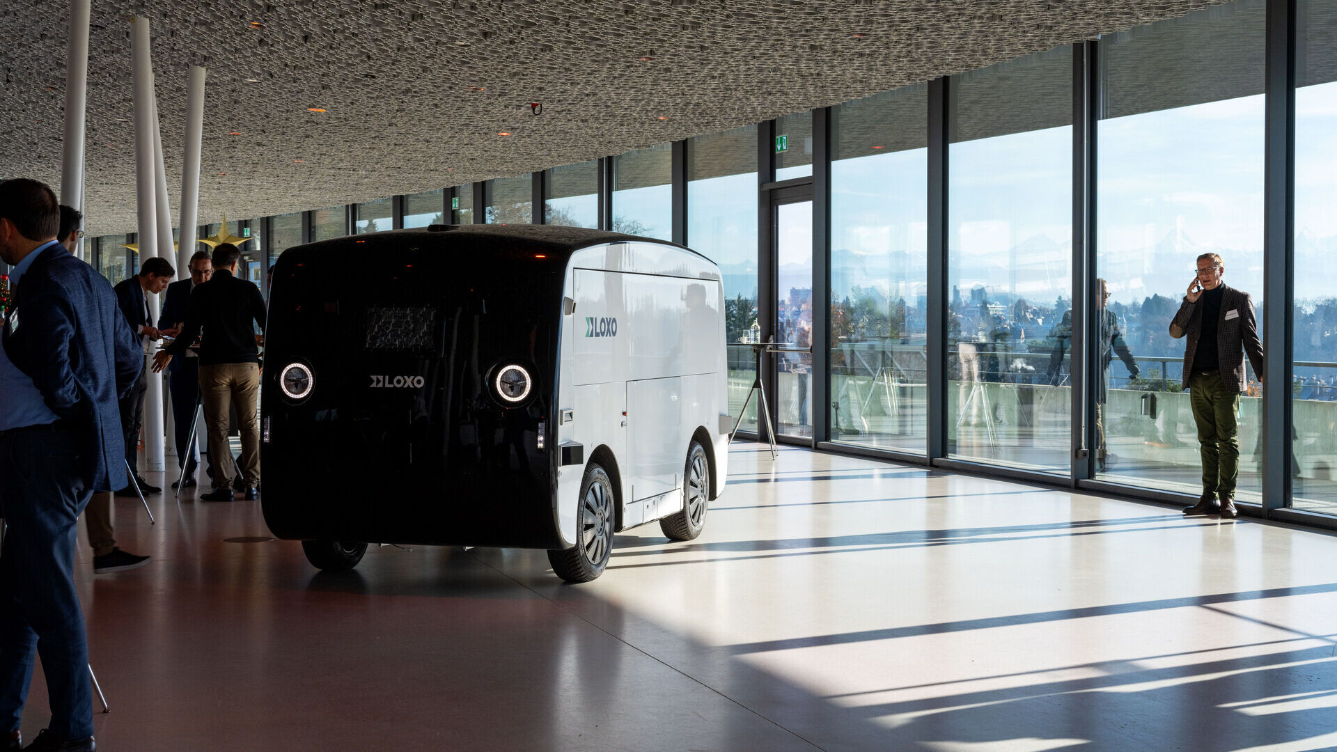 LOXO: Alpha ist ein vollständig in der Schweiz hergestellter selbstfahrender Van, der am 6. Dezember 2022 im Kursaal in Bern im Rahmen einer Pressekonferenz des Start-ups LOXO vorgestellt wurde