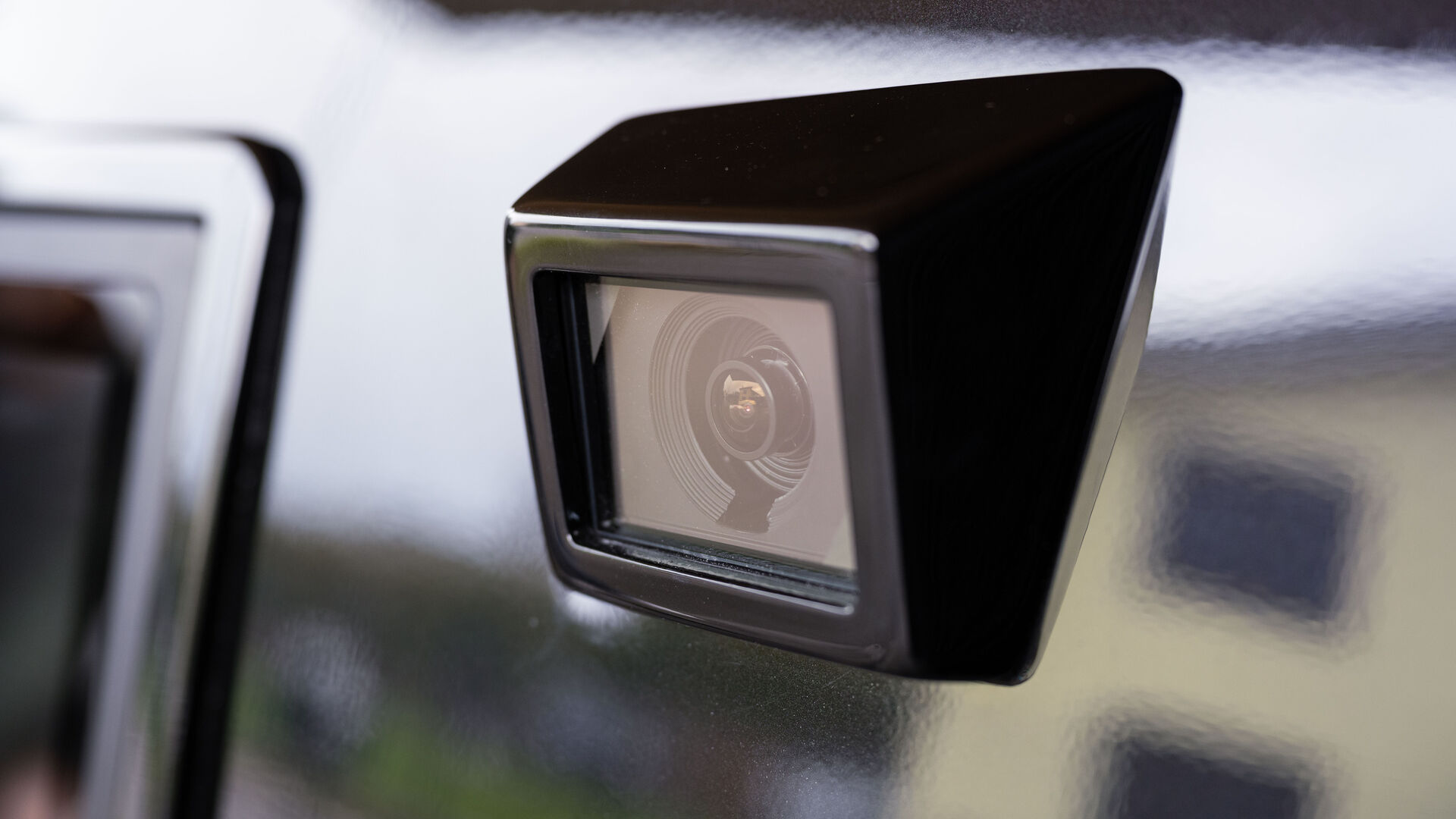 LOXO: camera trên xe để theo dõi hành động và chuyển động của xe van tự lái Alpha, được sản xuất hoàn toàn tại Thụy Sĩ bởi công ty khởi nghiệp LOXO ở Bern