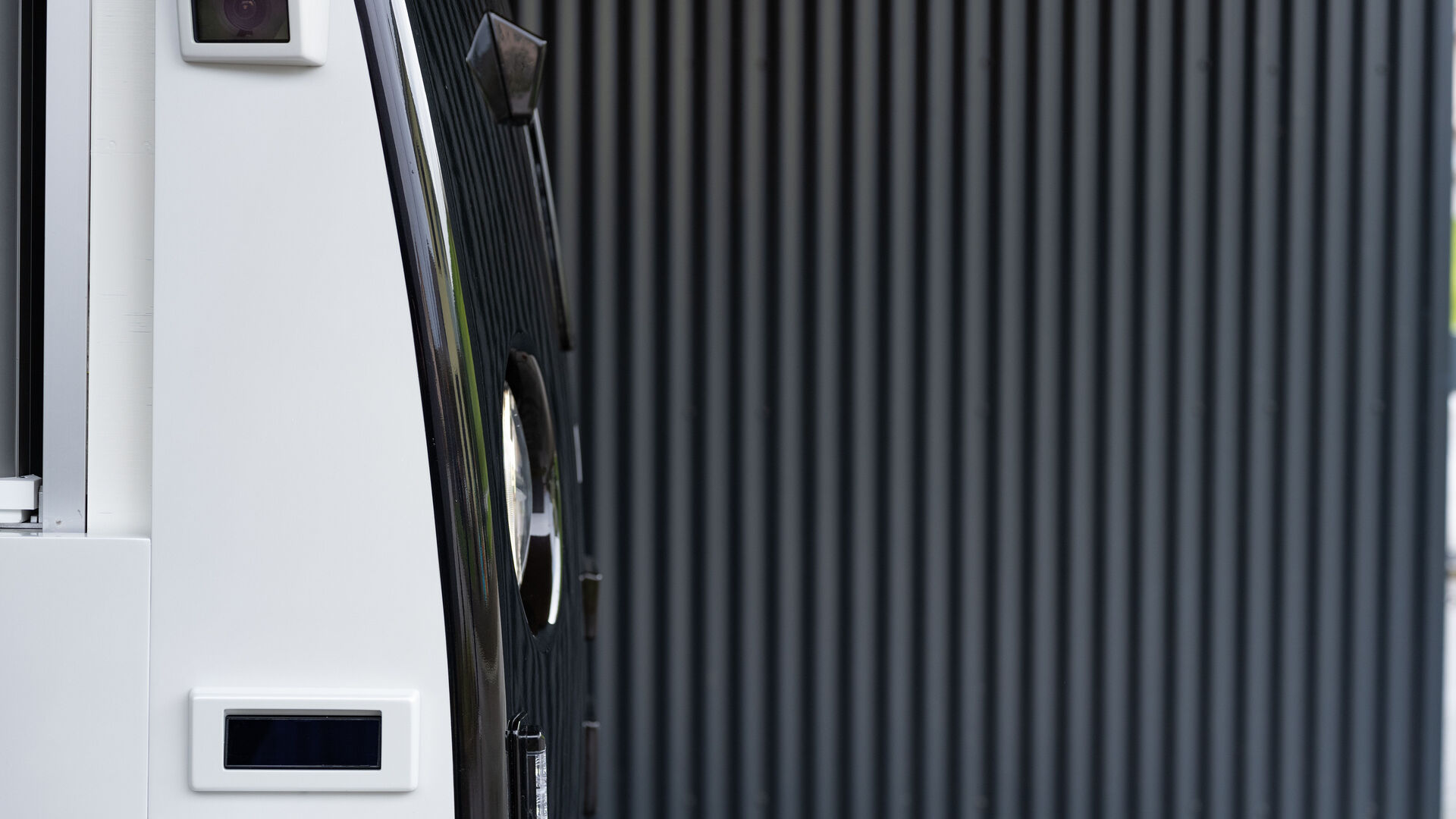 LOXO: le maniglie e i portelloni di accesso del furgone a guida autonoma Alpha, realizzato interamente in Svizzera dalla start-up bernese LOXO