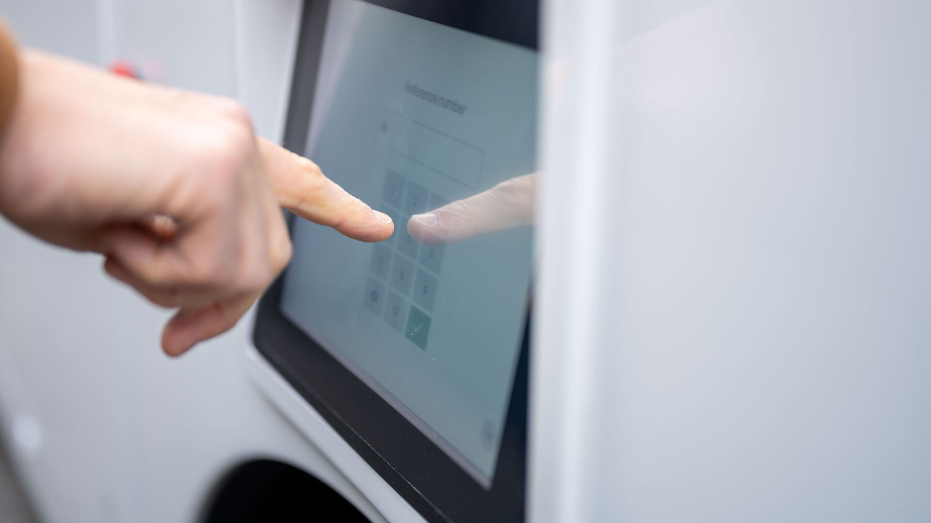 LOXO: ekrani i kontrollit me ekran me prekje të furgonit vetëdrejtues Alpha, i prodhuar tërësisht në Zvicër nga start-up LOXO në Bernë