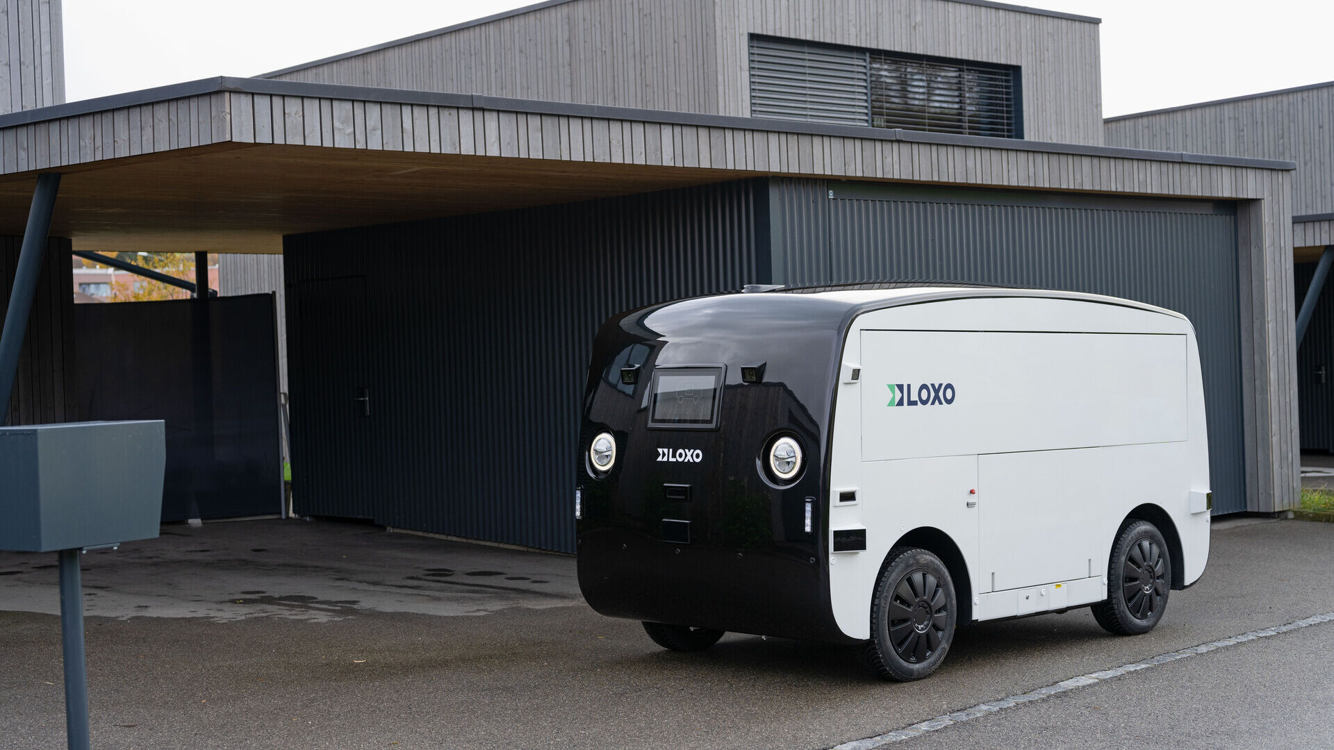 LOXO: Alpha është një furgon vetë-drejtues i prodhuar tërësisht në Zvicër dhe i prezantuar më 6 dhjetor 2022 në Kursaal në Bernë gjatë një konference për shtyp nga start-up LOXO