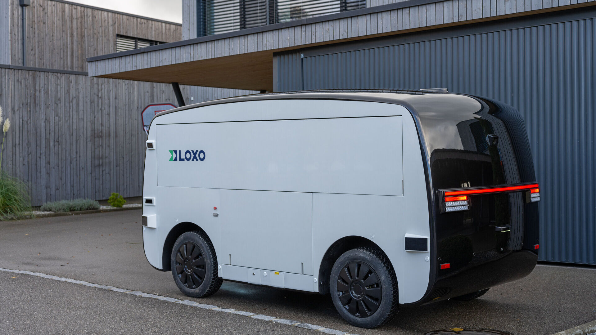 LOXO: Alpha är en självkörande skåpbil tillverkad helt i Schweiz och presenterades den 6 december 2022 på Kursaal i Bern under en presskonferens av nystartade LOXO