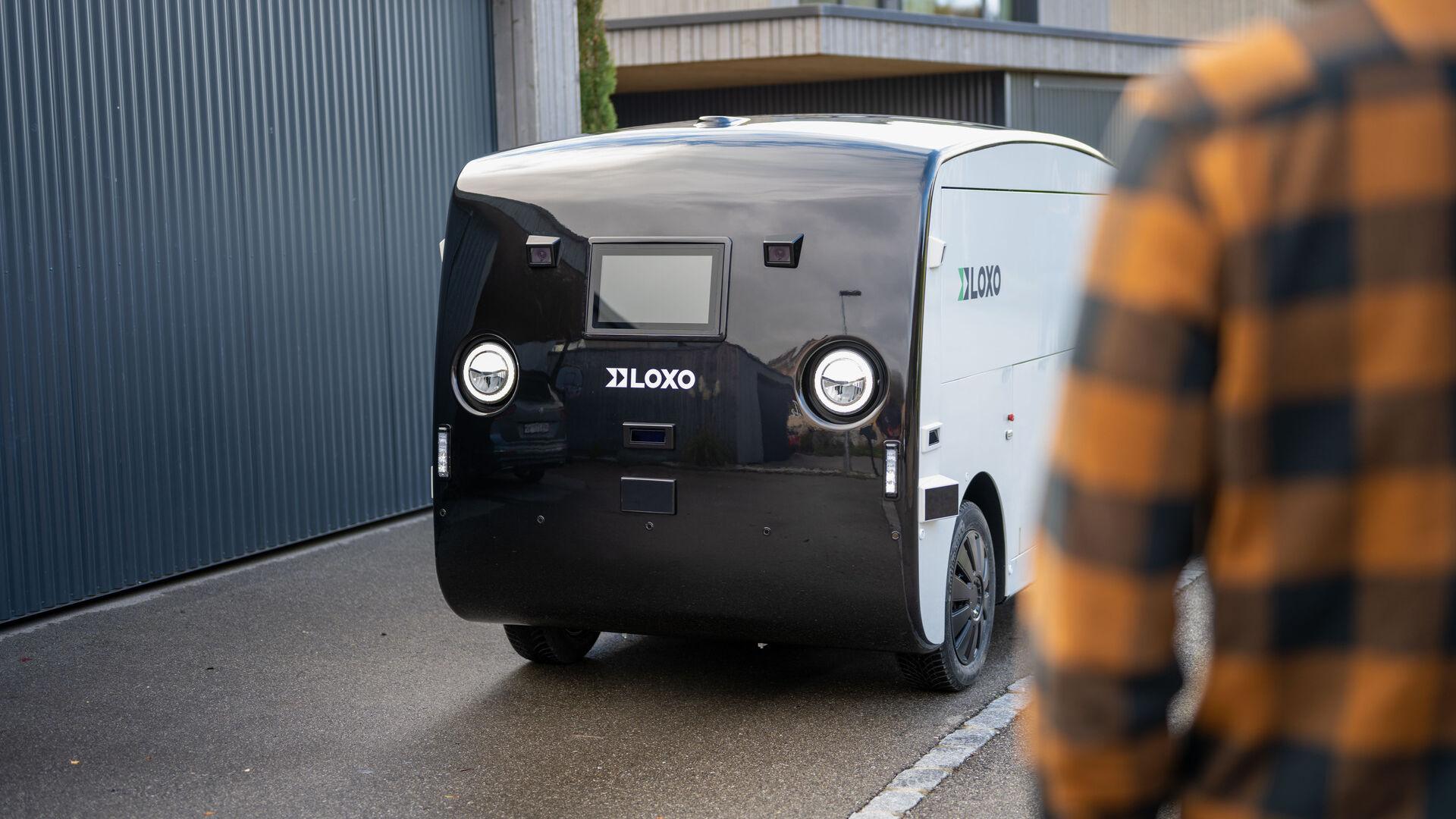 LOXO: Alpha เป็นรถตู้ไร้คนขับที่ผลิตในสวิตเซอร์แลนด์ทั้งหมด และนำเสนอในวันที่ 6 ธันวาคม 2022 ที่ Kursaal ใน Bern ในระหว่างการแถลงข่าวโดย LOXO สตาร์ทอัพ