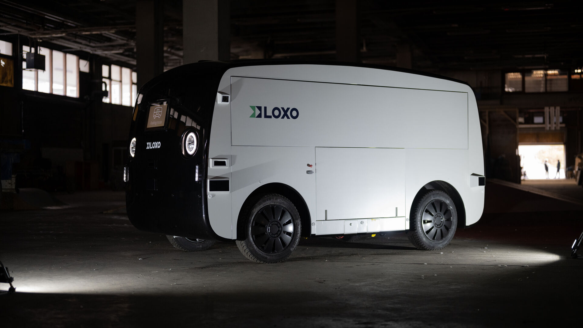 LOXO: Alpha je samojazdiaca dodávka vyrobená výhradne vo Švajčiarsku a predstavená 6. decembra 2022 na Kursaal v Berne počas tlačovej konferencie start-upu LOXO.
