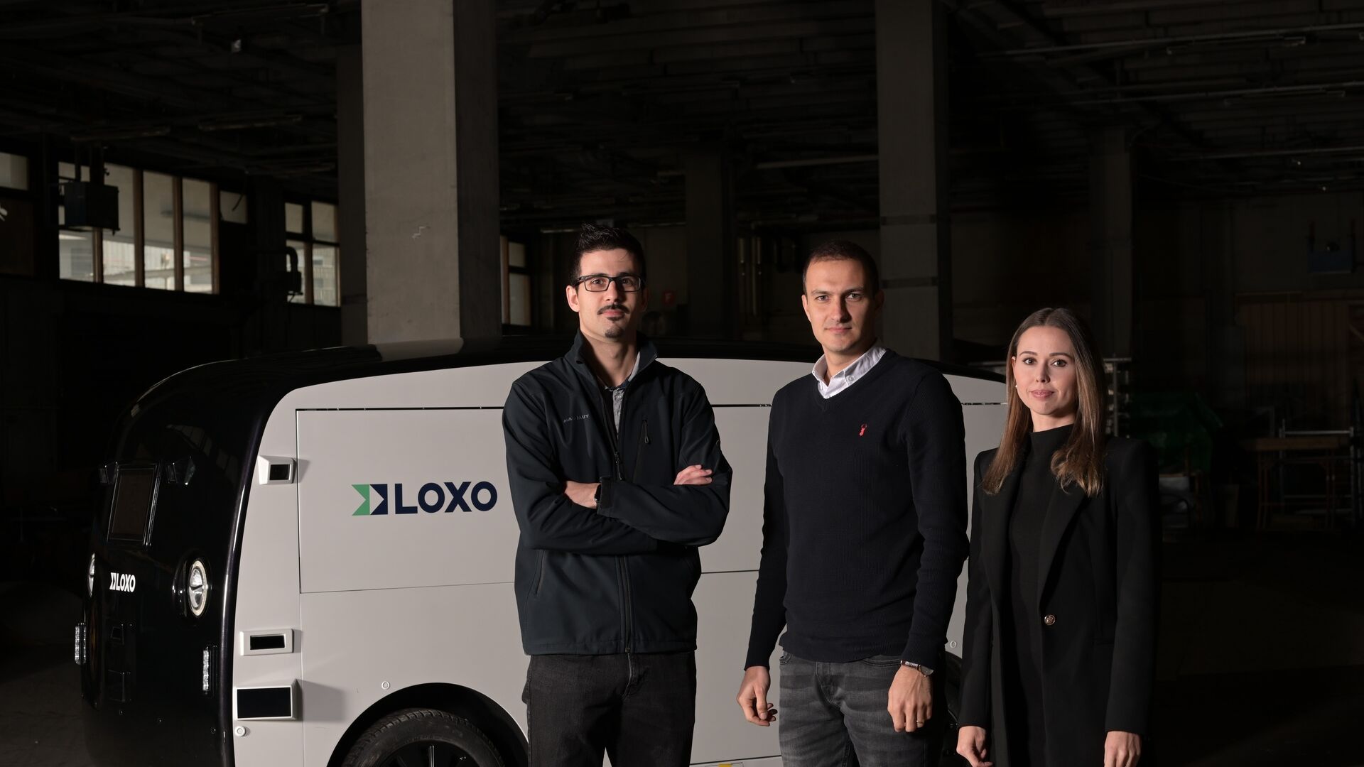 LOXO: Amin Amini, Lara Amini-Rentsch dhe Claudio Panizza, themeluesit e start-up-it LOXO në Bernë, kanë ndërtuar Alpha tërësisht në Zvicër, një furgon vetë-drejtues për dërgesa afatshkurtra.
