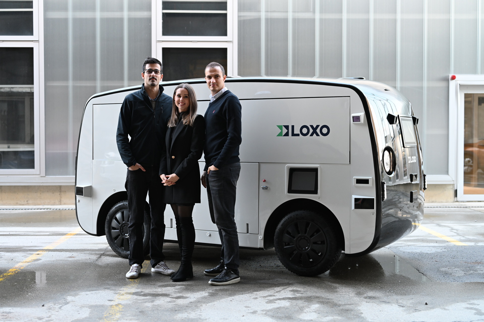 LOXO: Amin Amini, Lara Amini-Rentsch a Claudio Panizza, zakladatelia bernského start-upu LOXO, postavili Alpha úplne vo Švajčiarsku, samojazdiacu dodávku na krátkodobé dodávky.