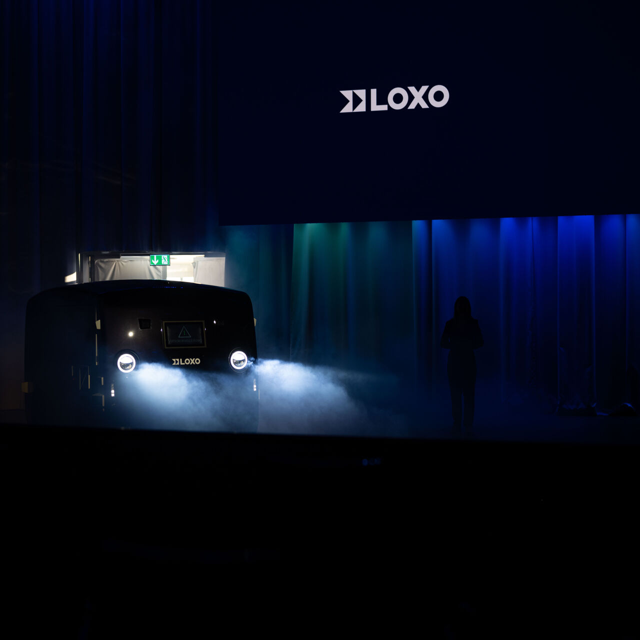 LOXO: Az Alpha egy teljesen Svájcban gyártott önvezető furgon, amelyet 6. december 2022-án mutattak be a berni Kursaalban a LOXO startup sajtótájékoztatóján.