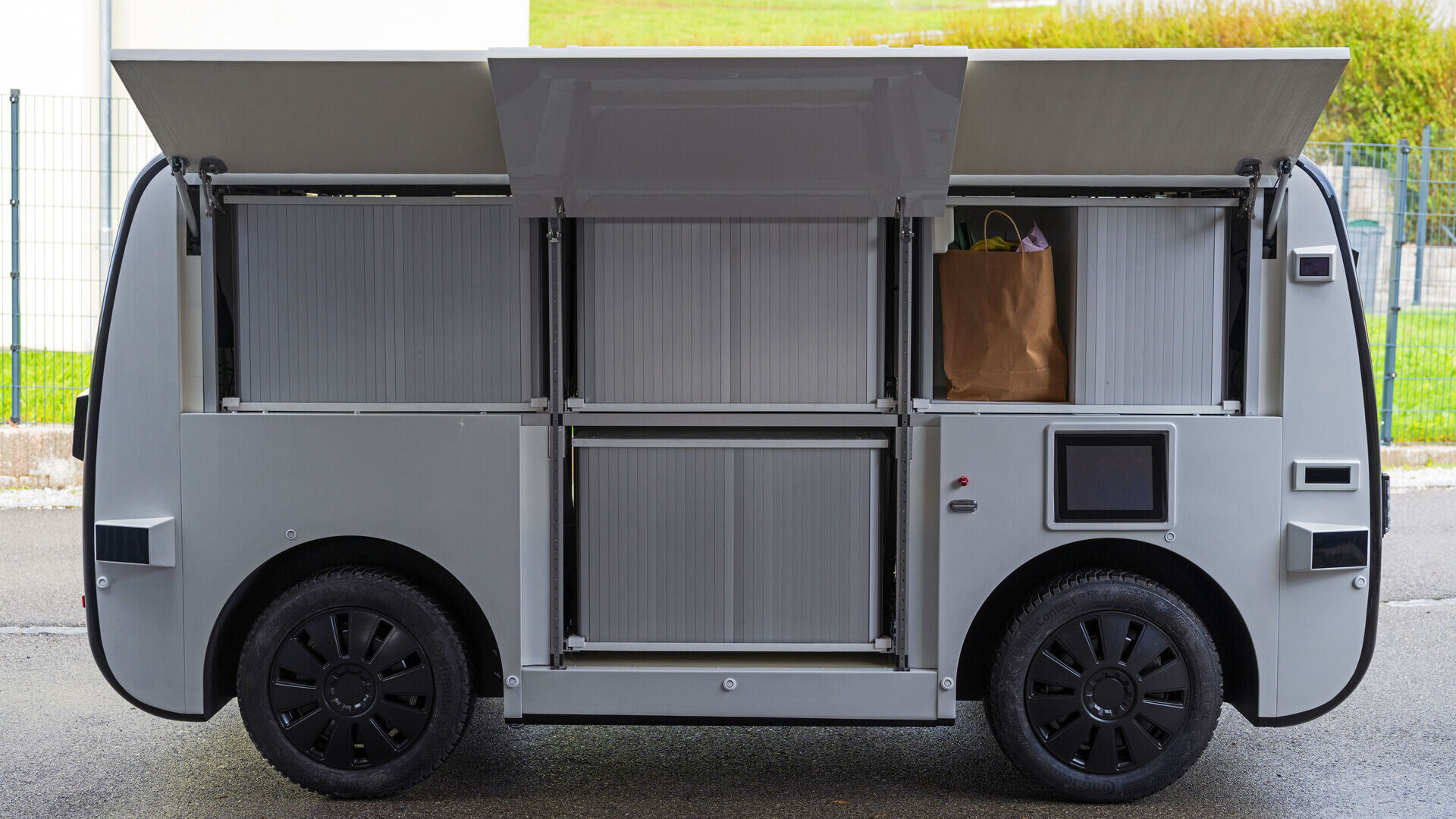 LOXO：Alpha 自动驾驶面包车的把手和检修门，由伯尔尼初创公司 LOXO 完全在瑞士制造