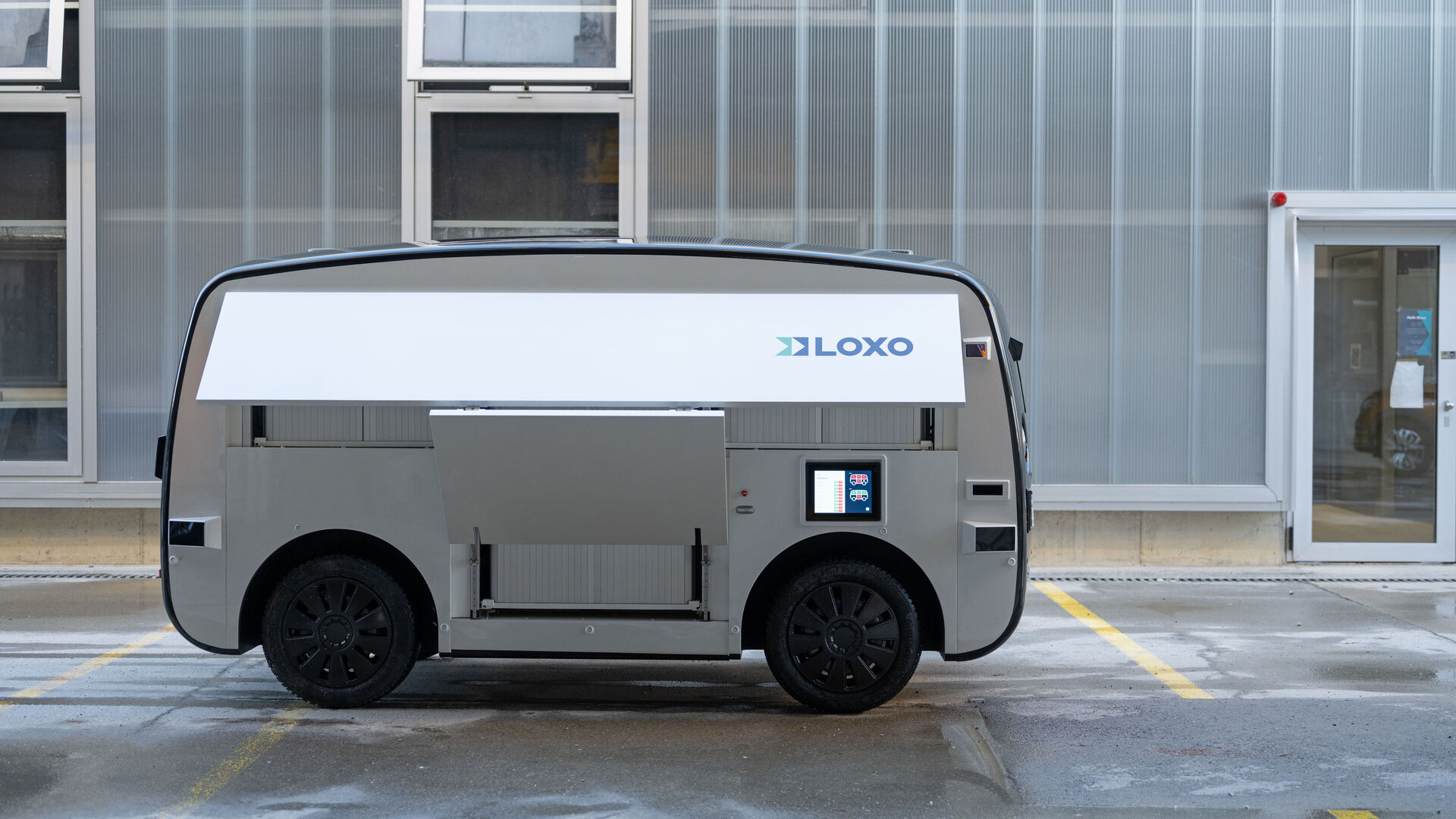 LOXO: handtagen och åtkomstdörrarna på Alpha självkörande skåpbil, tillverkad helt i Schweiz av Bern-start-up LOXO