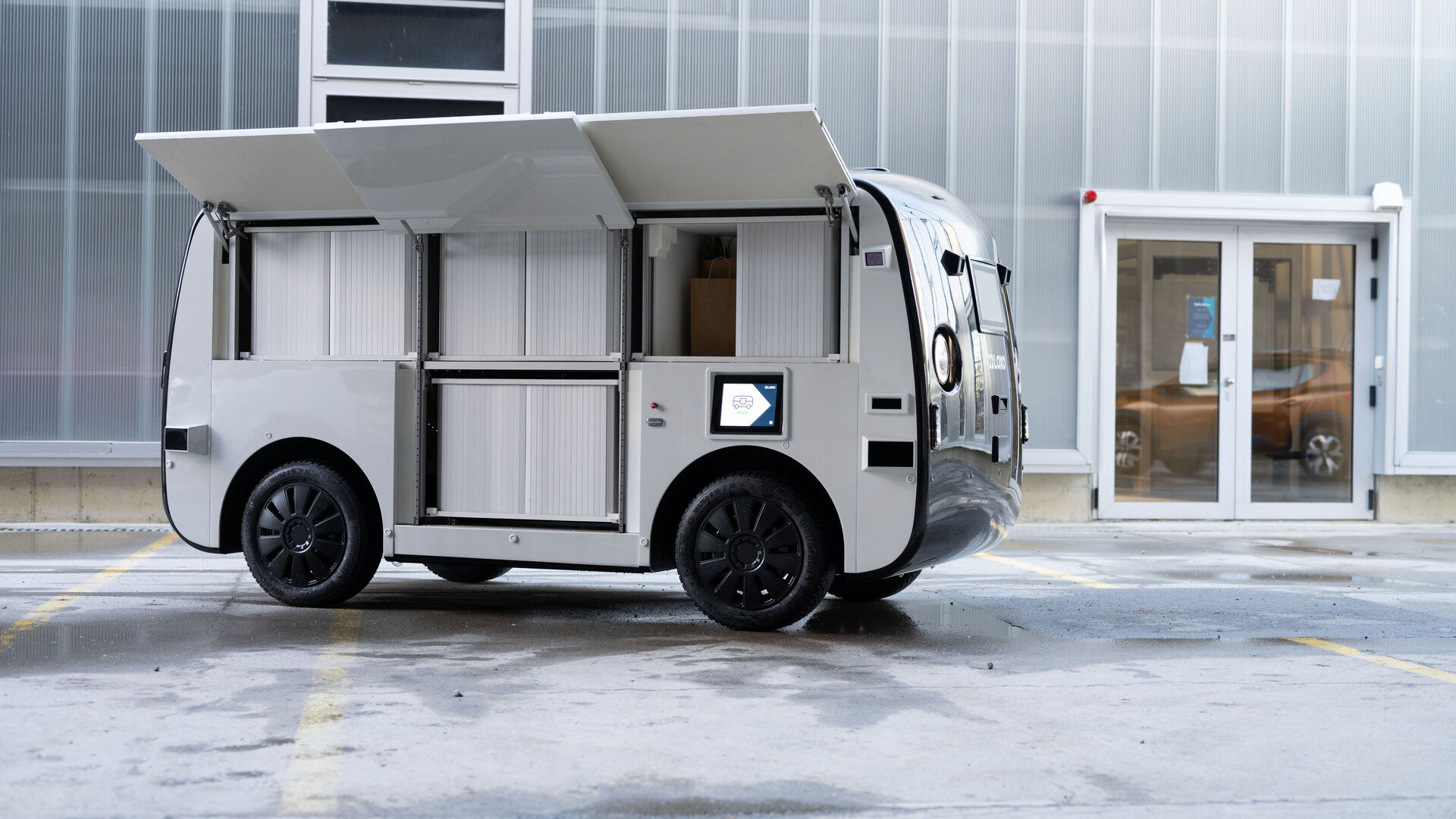 LOXO: handtagen och åtkomstdörrarna på Alpha självkörande skåpbil, tillverkad helt i Schweiz av Bern-start-up LOXO