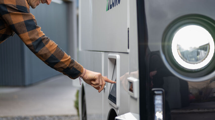 LOXO: het touchscreen-bedieningsdisplay van de Alpha zelfrijdende bestelwagen, volledig gemaakt in Zwitserland door de start-up LOXO uit Bern