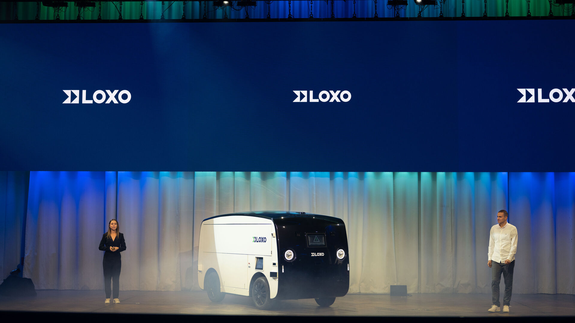LOXO: Alpha는 전적으로 스위스에서 제작된 자율 주행 밴으로 6년 2022월 XNUMX일 베른의 Kursaal에서 스타트업 LOXO의 기자 회견에서 발표되었습니다.