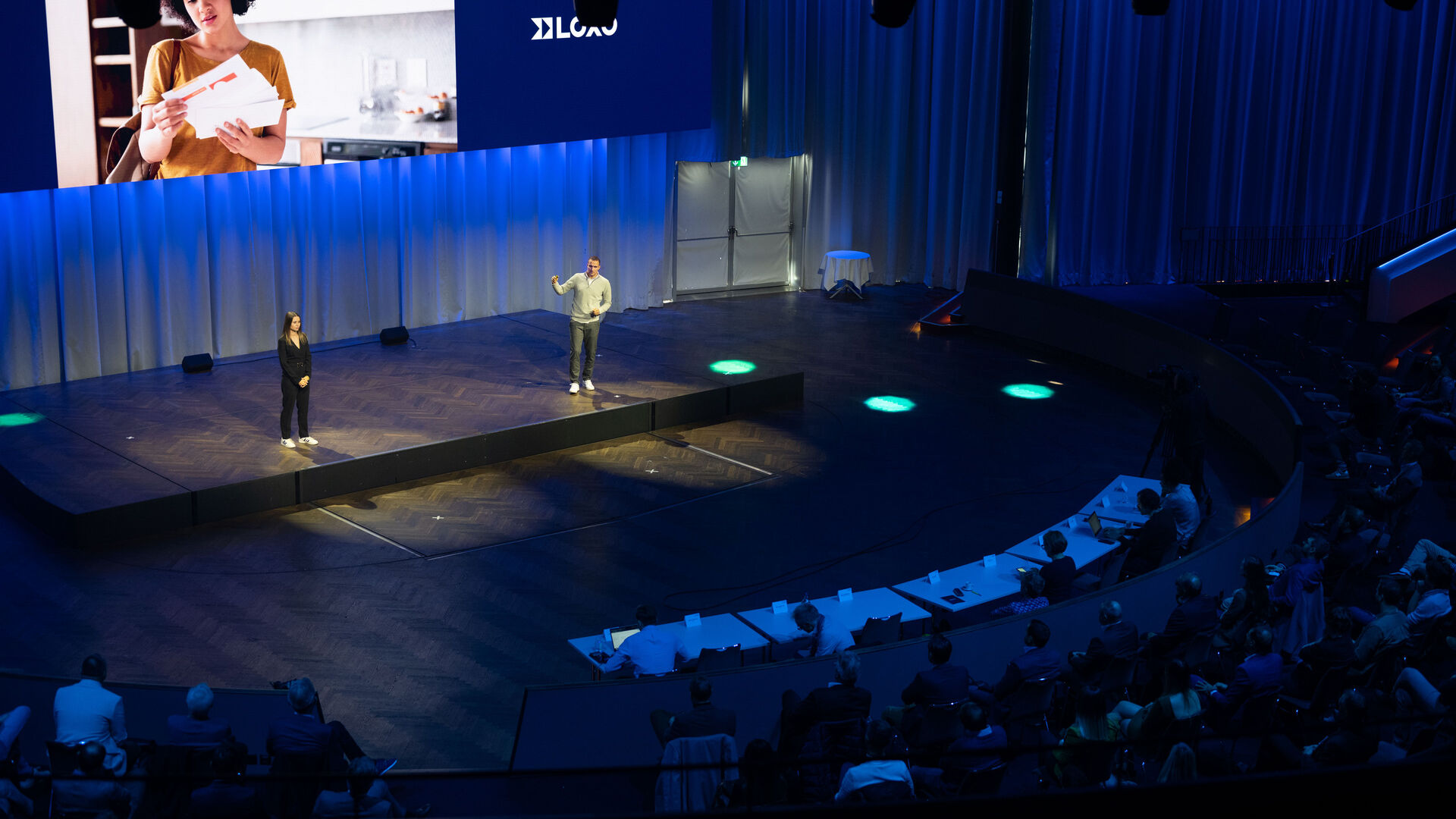 LOXO: Alpha je samovozeći kombi napravljen u cijelosti u Švicarskoj i predstavljen 6. decembra 2022. u Kursaal-u u Bernu na konferenciji za novinare start-up-a LOXO