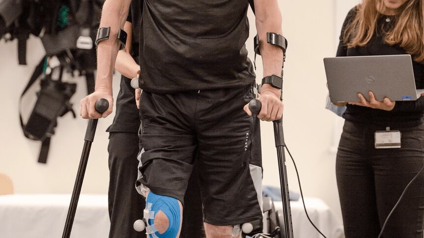 Caminar gracias al pensamiento: Gert-Jan Oskam, que quedó paralítico en las extremidades inferiores tras un accidente de bicicleta y que ha vuelto a caminar gracias a un puente digital entre el cerebro y la médula espinal, en la Universidad Politécnica Federal de Lausana