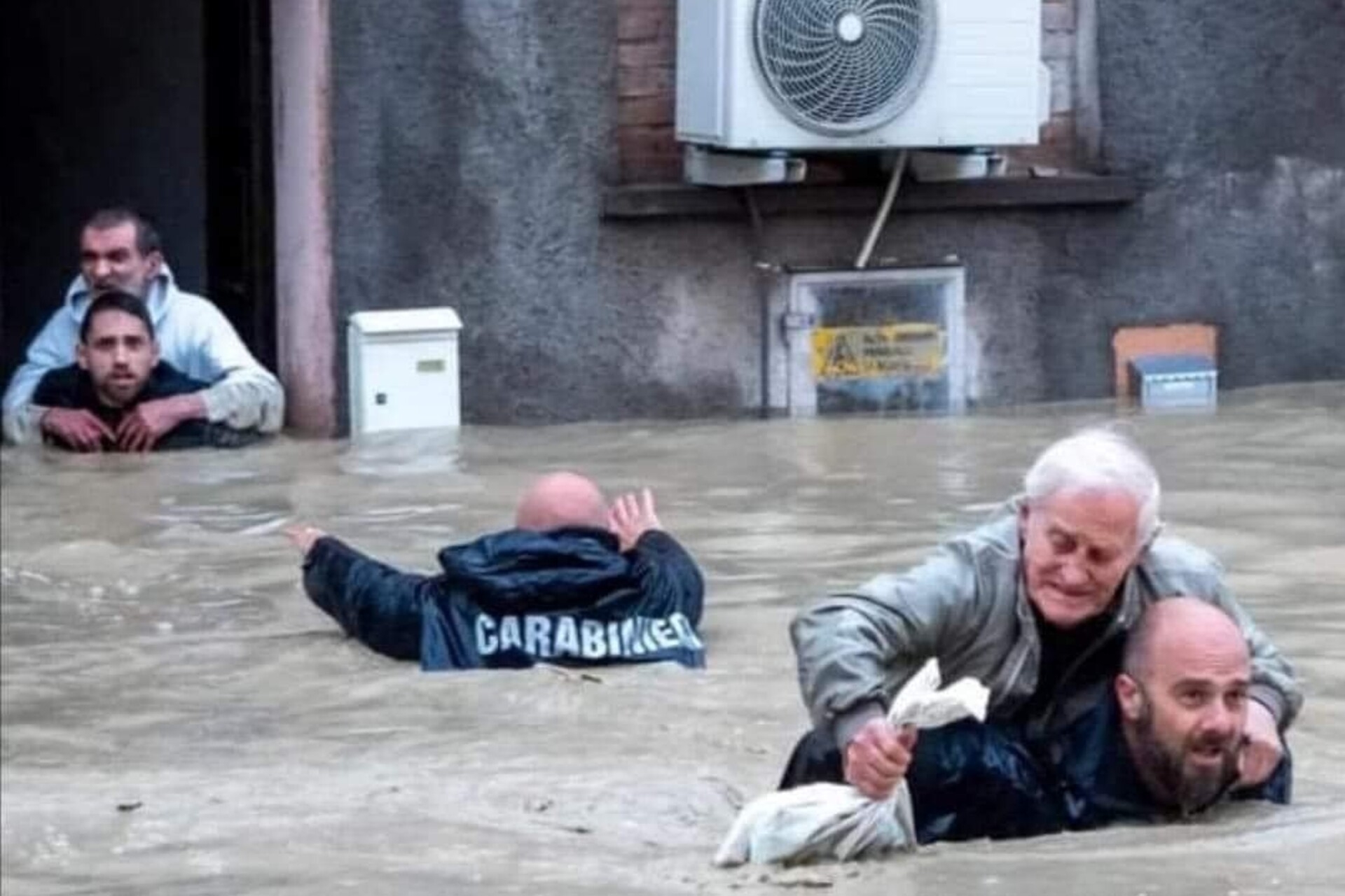 Alluvione: una delle immagini più emblematiche dell’alluvione della Romagna del 15, 16 e 17 maggio 2023 è rappresentata dal salvataggio di alcuni anziani da parte di Carabinieri immersi nel fango