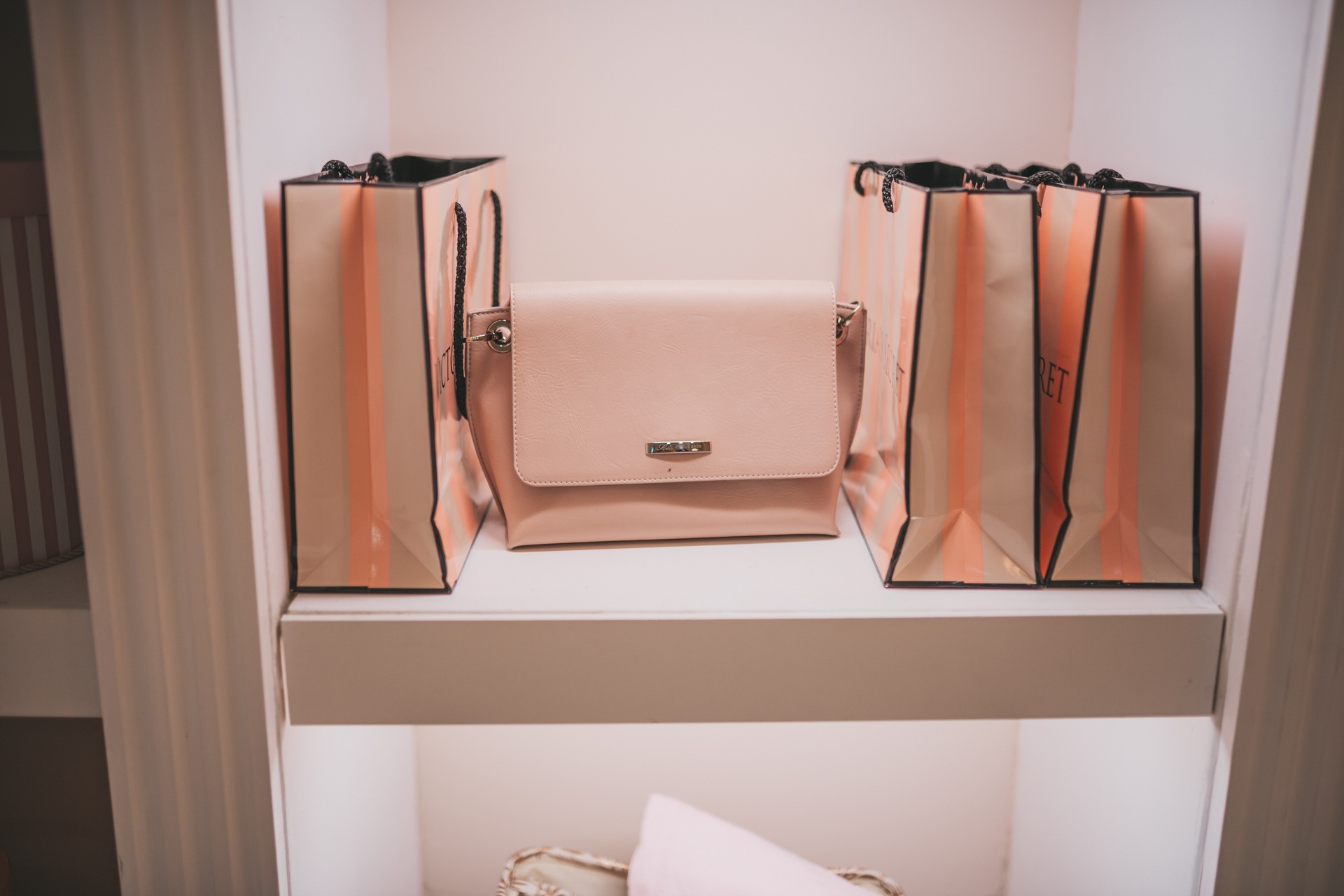 Luxury brand: una borsa di lusso all'interno di un elegante showroom alla moda
